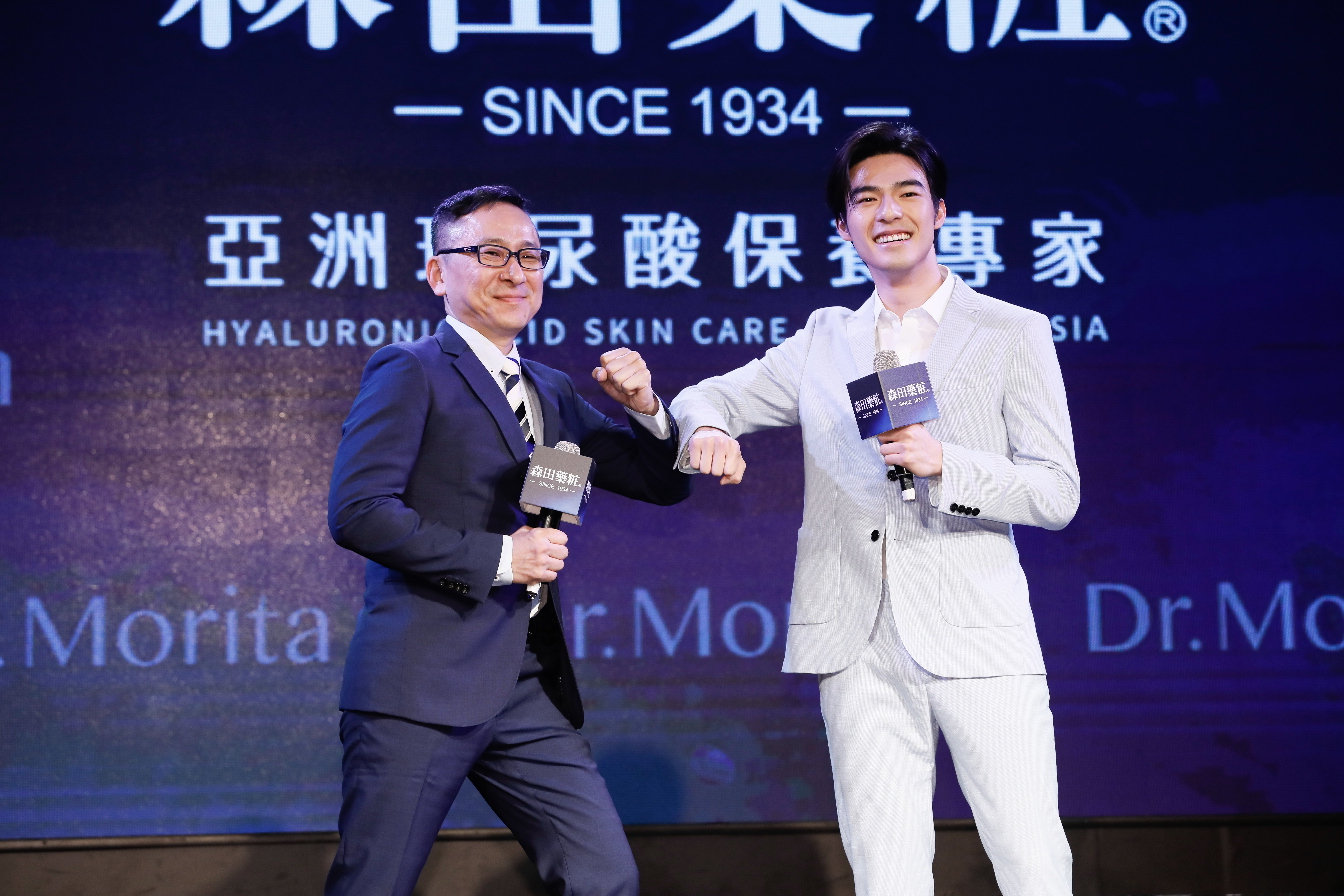 陳昊森與品牌執行長周俊旭以肘擊方式打招呼，防疫做好做滿。