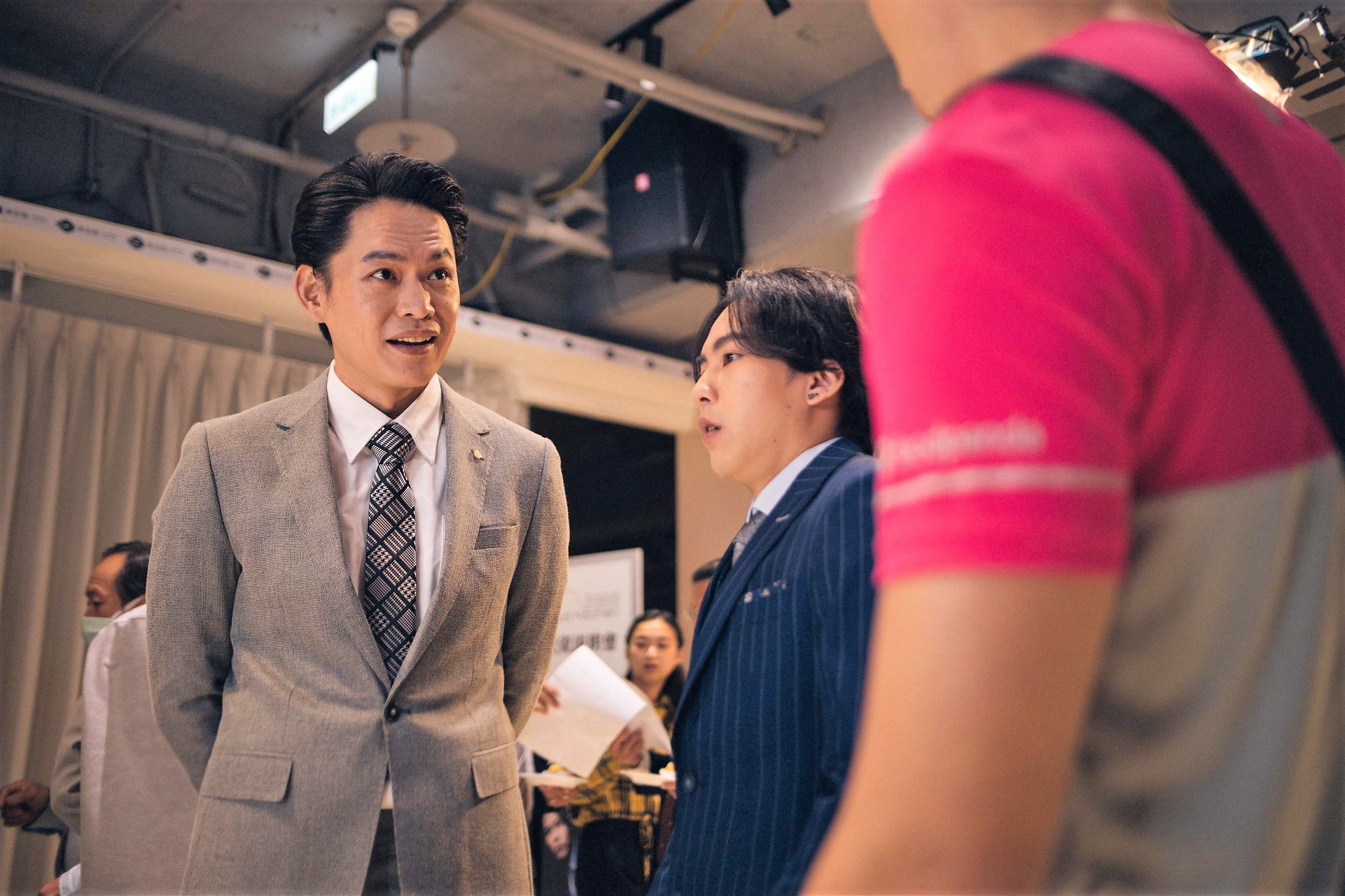 黃鐙輝演出《白日夢外送王》片中「莊董」,與巫建和(右2)有精彩對手戲(公視提供)