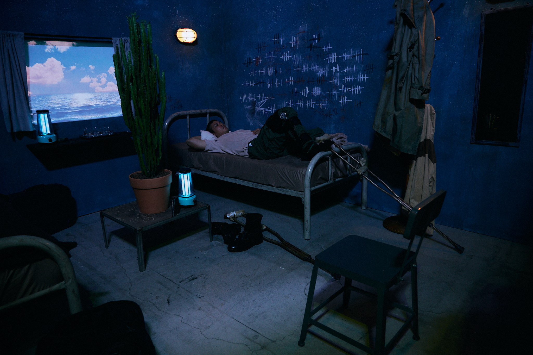 為了讓觀眾體驗更逼真，《微醺列車》以細節營造出臥鋪車廂的氣氛，例如看得到彷彿列車疾駛而過的窗外風景。 （高雄電影節提供，廖振坤攝影）