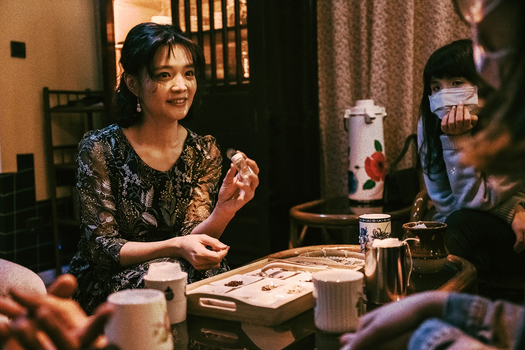 沉浸式劇場在行銷階段保有神祕感，吸引觀眾親自體驗，一窺究竟，圖為「驚喜製造」日前推出新作《微醺大飯店：1980s 》。（翻攝自驚喜製造粉絲專頁）