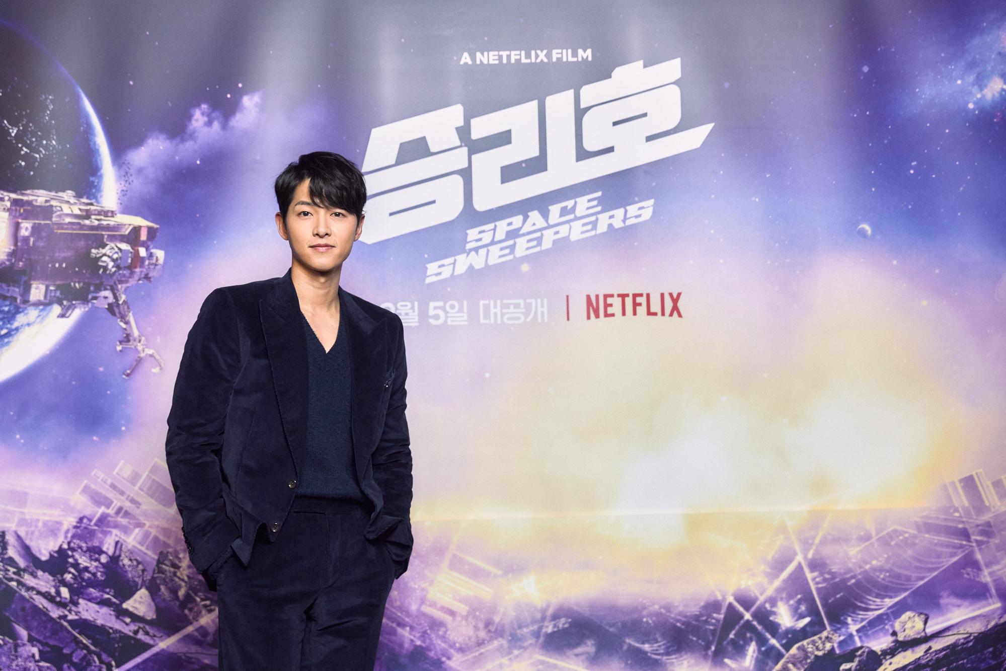 宋仲基笑說自己在《勝利號》造型髒兮兮。（Netflix提供）