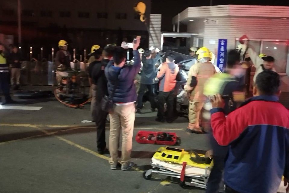 台南日前發生6死車禍慘案，車上最小的2名乘客僅16歲。（台南市消防局提供）