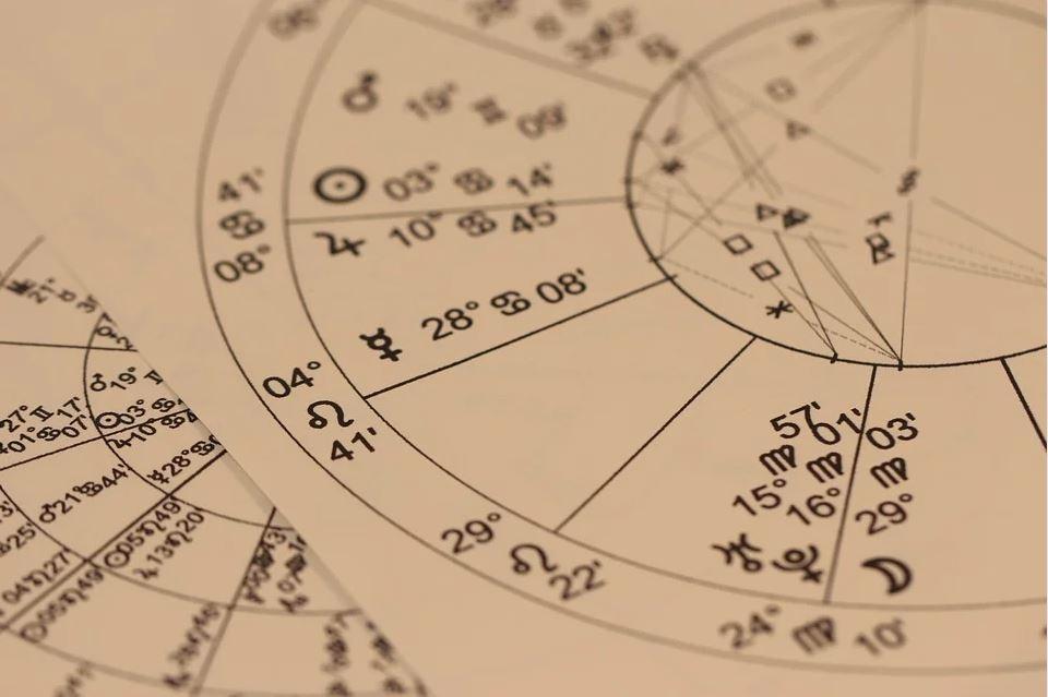 印度14歲神童阿南斷言2021年會出現「六星連珠」天象，台命理老師邱彥龍以天象將現「六星連珠」預警，示意圖。（翻攝自Pixabay）