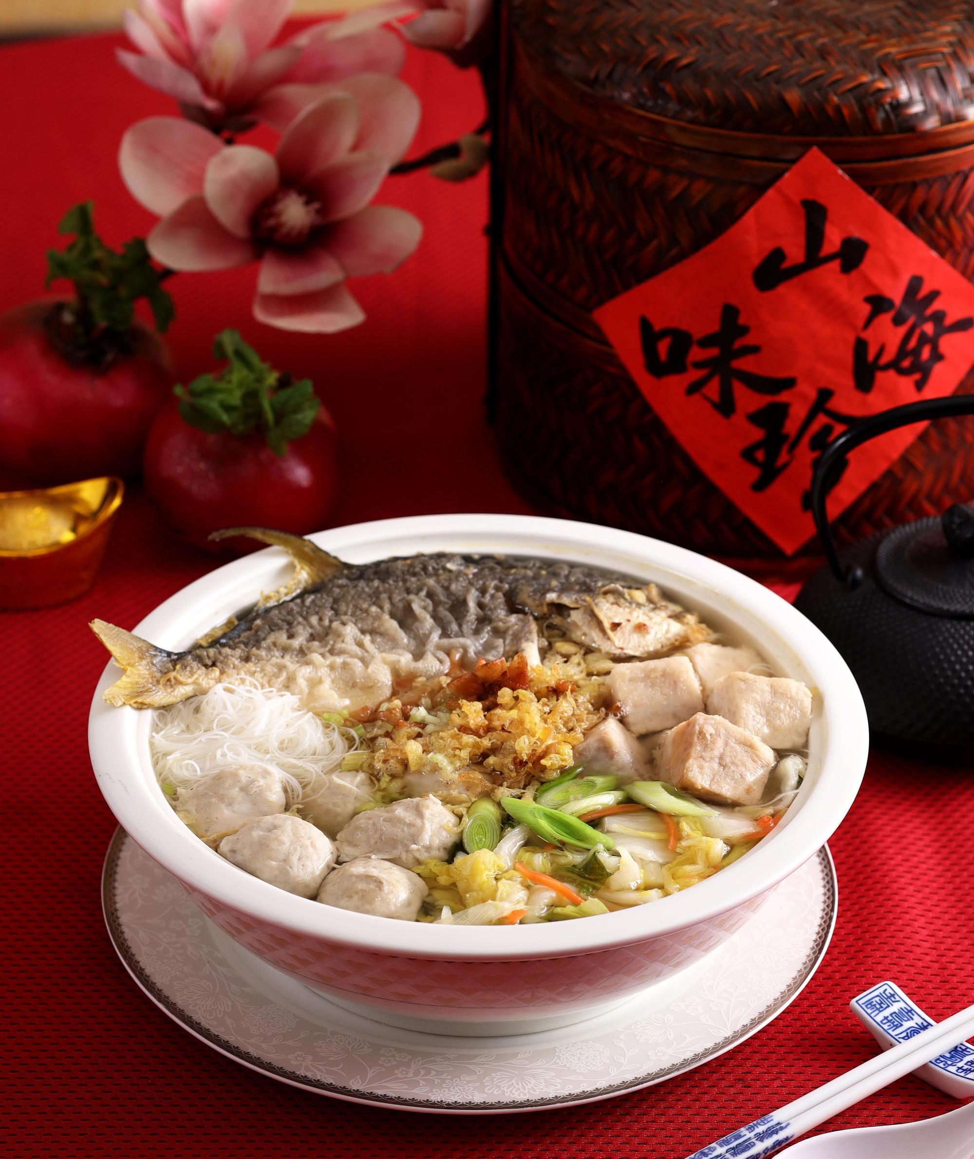 「富貴金鯧香芋炊粉」將鯧魚包、炊粉包、蔬菜高湯包倒入容器,大火煮滾轉小火加熱10分鐘,或放蒸籠蒸15分鐘即可上桌。(黃景龍提供)