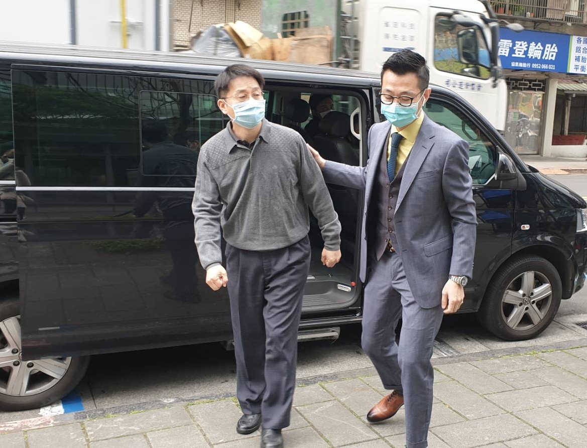 針對遭台中市衛生局廢照一事，盛唐中醫負責人呂世明（左）前往衛福部陳情。（本刊資料室）