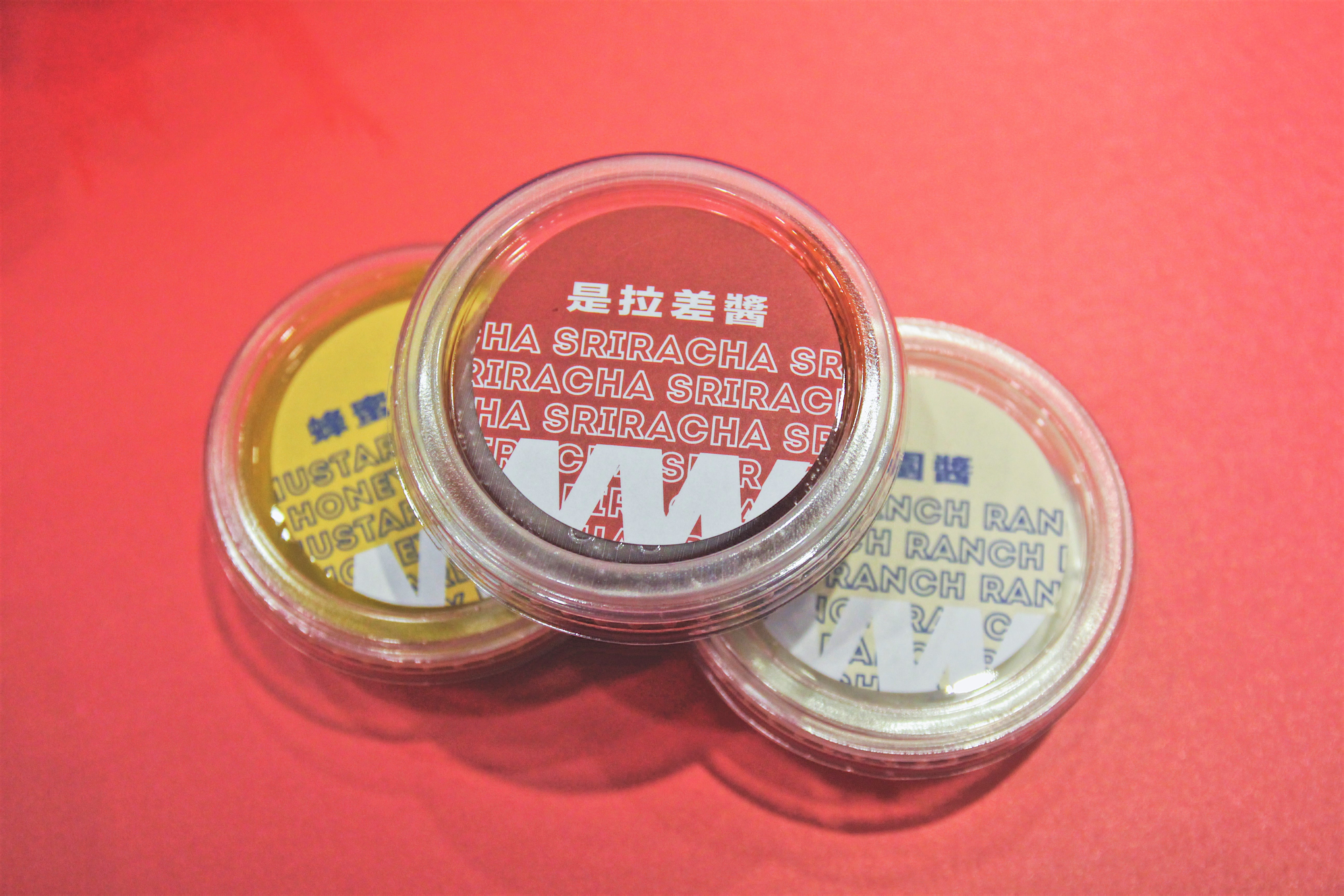 除了番茄醬、田園醬以及黃芥末醬，少見於連鎖店的「是拉差醬」很搭原味雞翅。