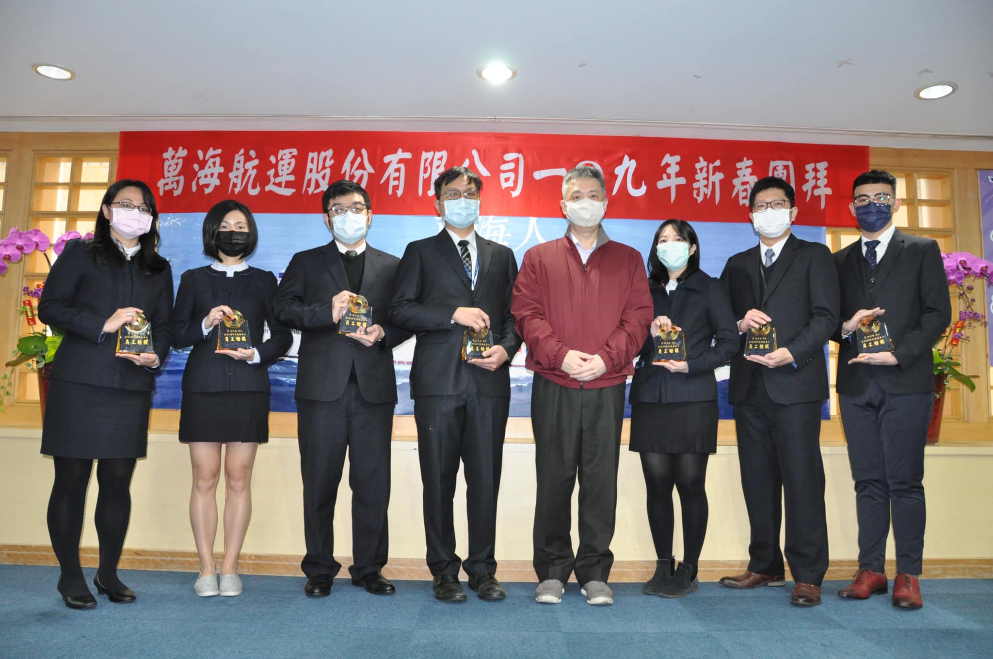 萬海掌門人陳柏廷（右四）相當低調，內斂的個性一如萬海沉穩的表現。