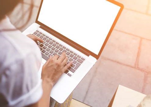 女大生被學長公然喊「妳奶頭露出來」感到崩潰。(翻攝自shutterstock)