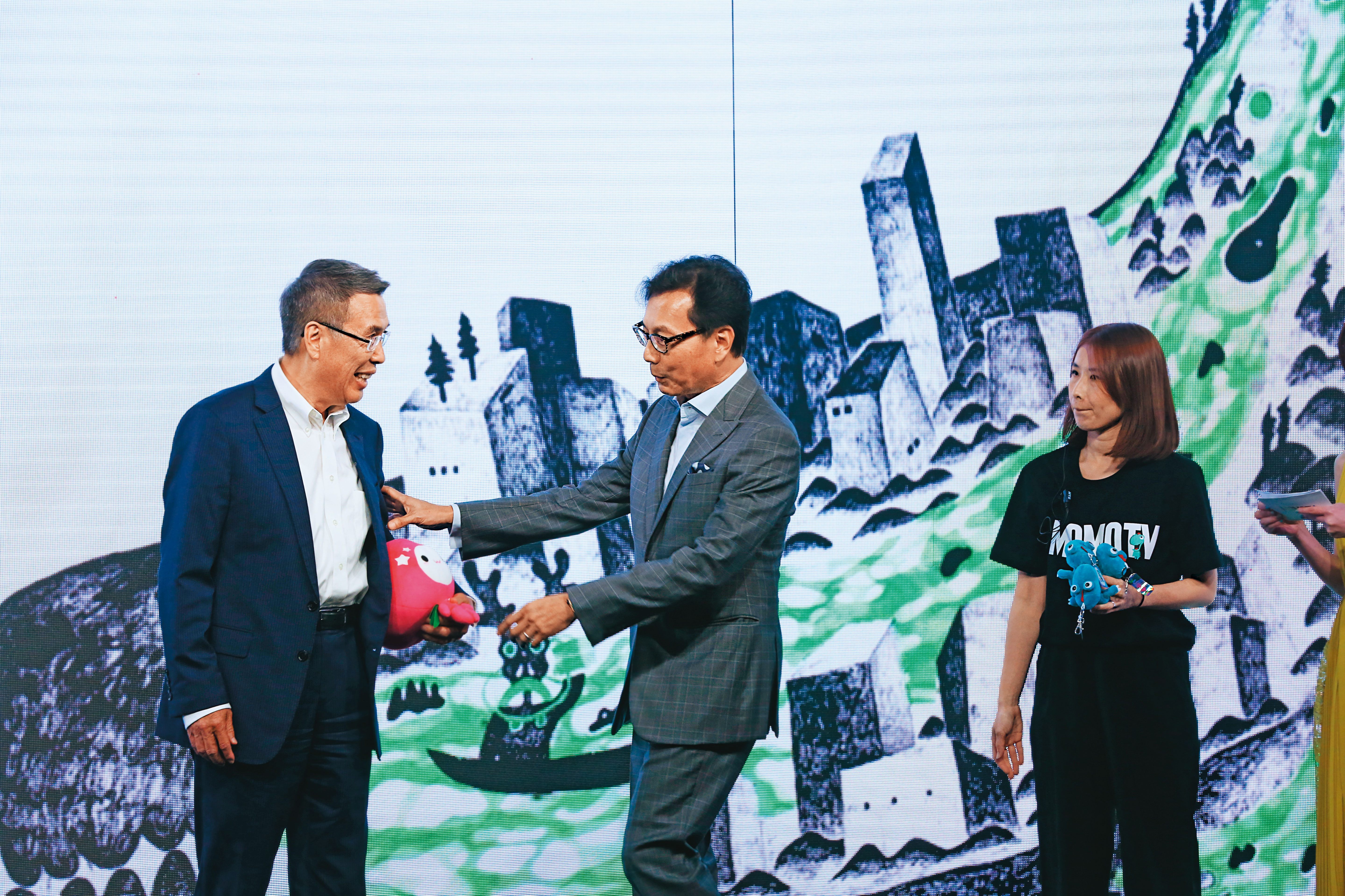 林啟峰（左）花了16年，擦亮富邦集團董事長蔡明忠（中）眼中的「銅管仔車」。