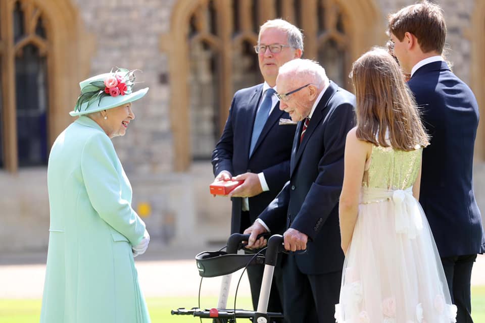 英國女王伊莉莎白二世去年在溫莎城堡冊封摩爾為騎士。（翻攝The Royal Family臉書）