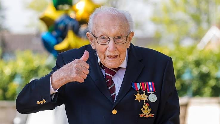 湯姆摩爾2日不敵武漢肺炎過世。（翻攝 Captain Tom Moore推特）