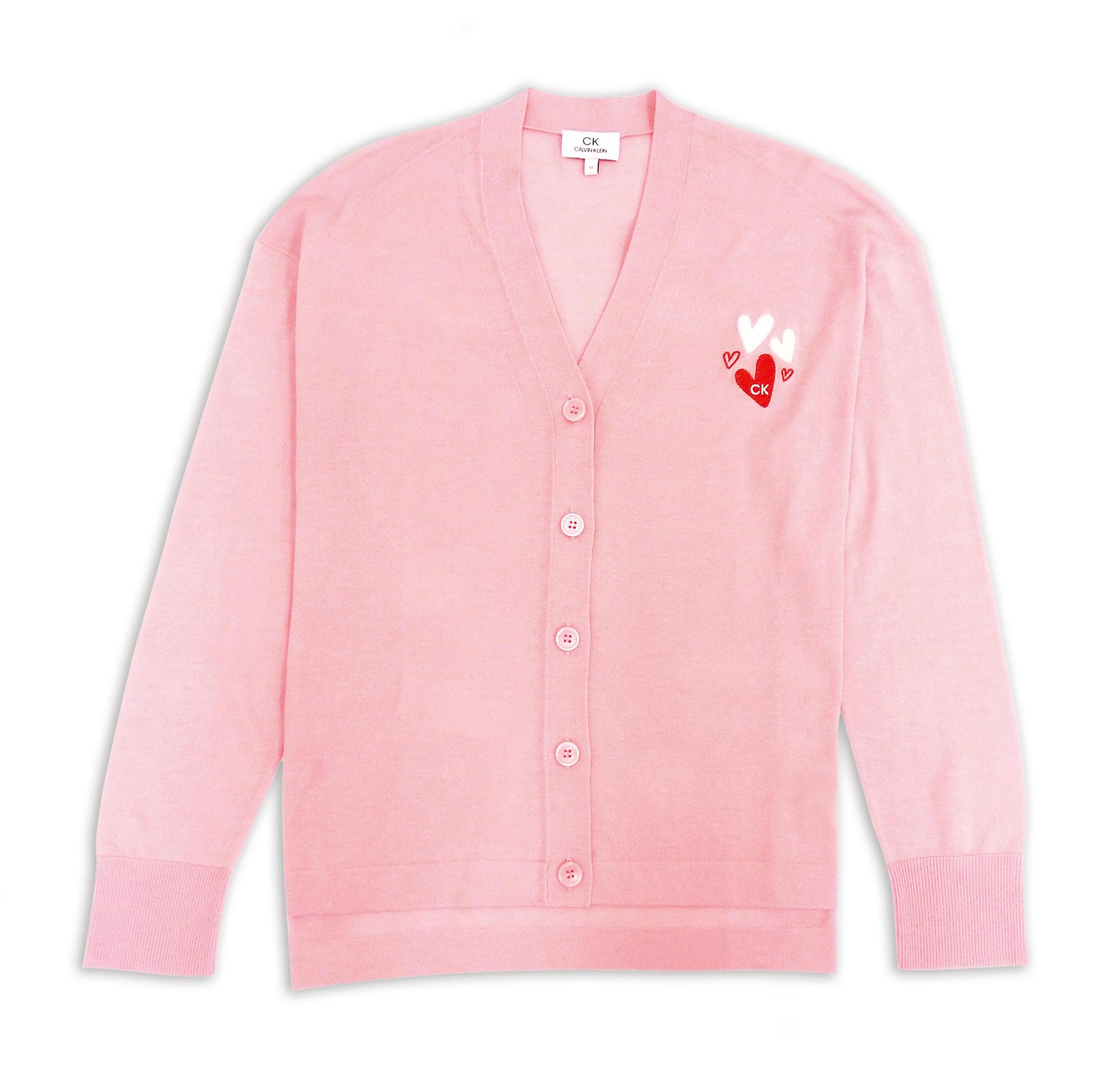 白色CK Logo與白色、紅色愛心刺繡粉紅色前短後長有機棉針織外套。NT$9,990 （Club 21提供）