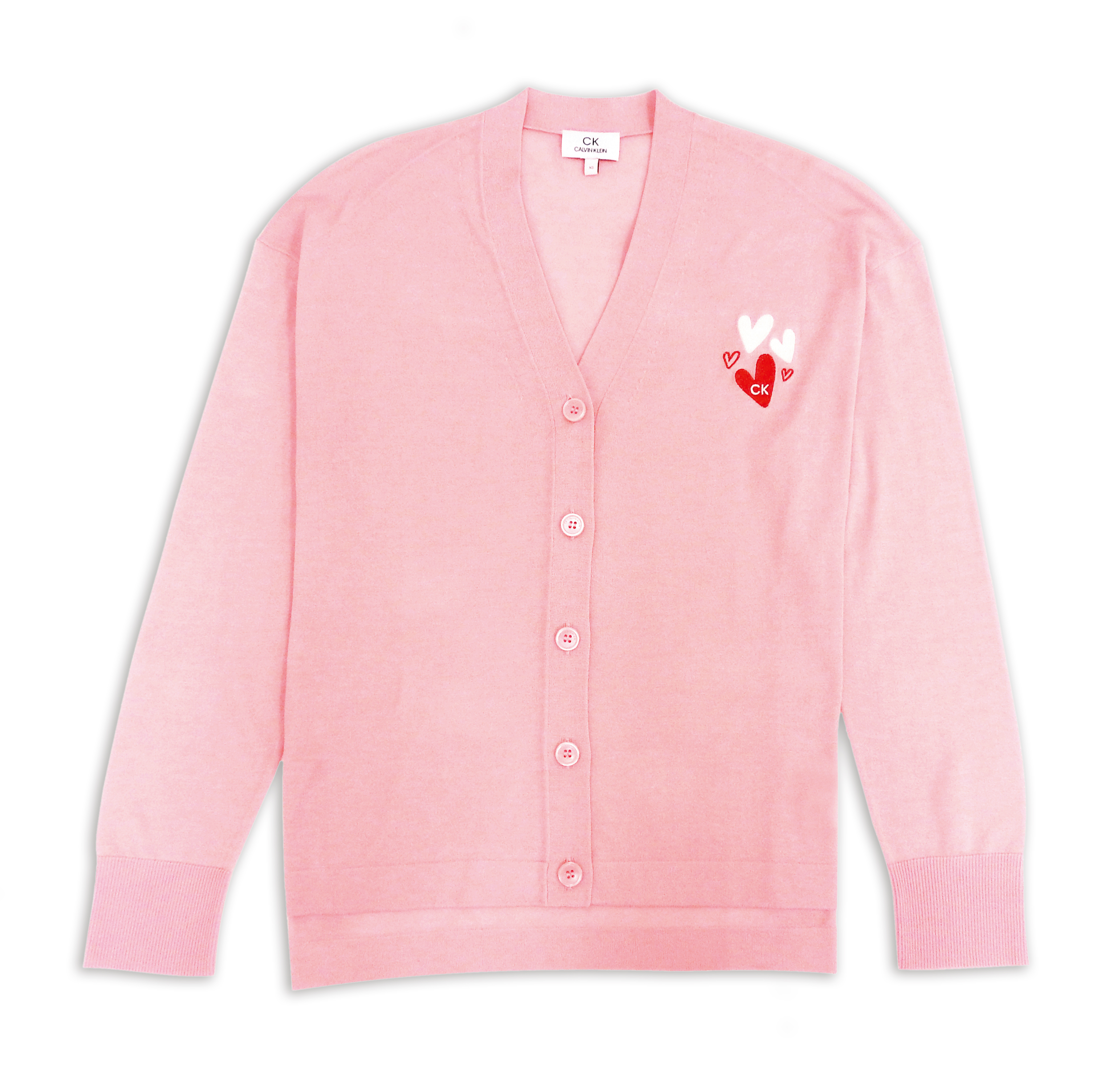 白色CK Logo與白色、紅色愛心刺繡粉紅色前短後長有機棉針織外套。NT$9,990 (Club 21提供)