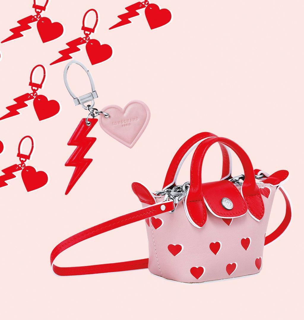 Le Pliage情人節限定系列奈米尺寸NT$11,200、戀愛電光鑰匙圈NT$4,100。（LONGCHAMP提供）