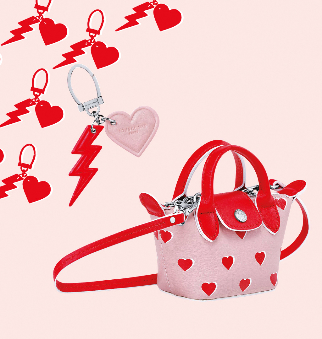 Le Pliage情人節限定系列奈米尺寸NT$11,200、戀愛電光鑰匙圈NT$4,100。(LONGCHAMP提供)