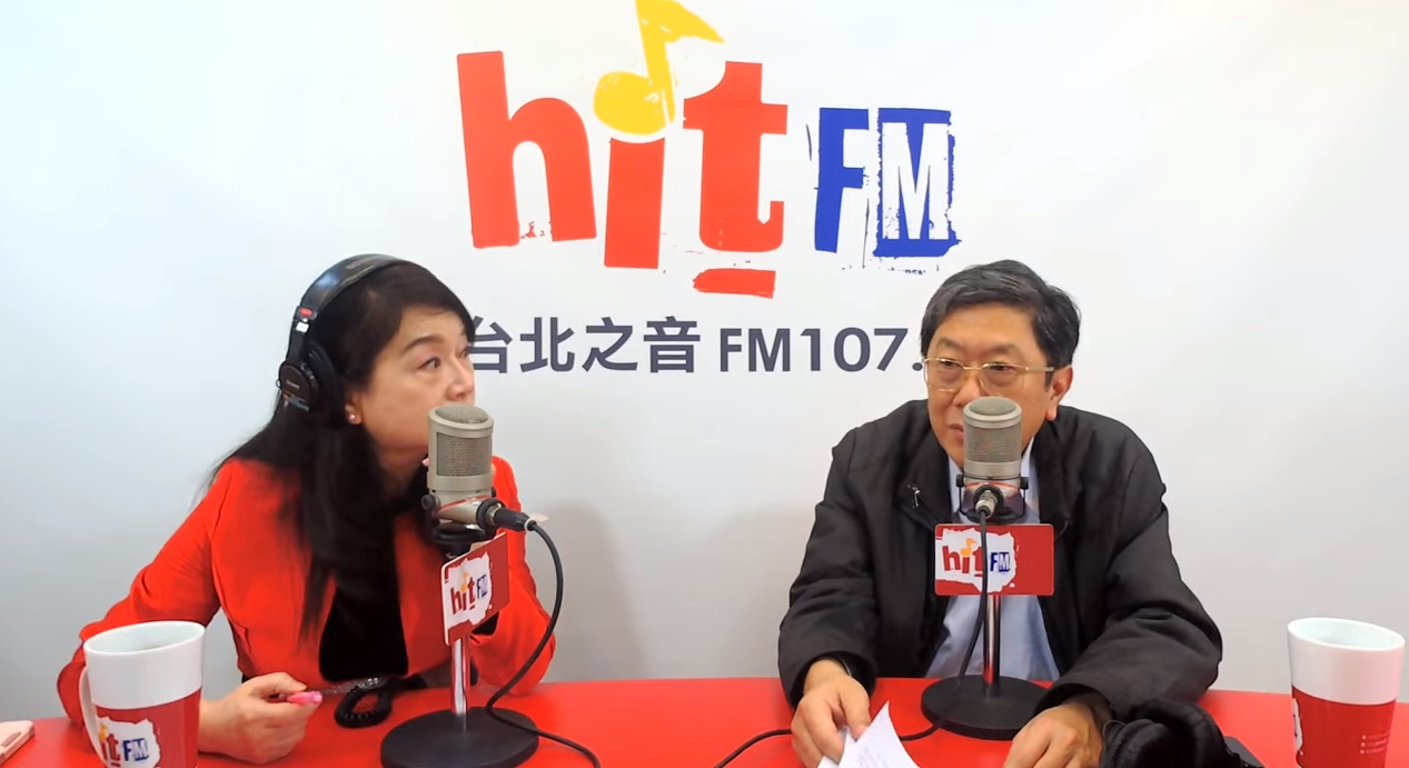 針對名嘴爆料輝瑞疫苗被退合約金，李秉穎今（右）否認。（翻攝自hitfm YouTube頻道）