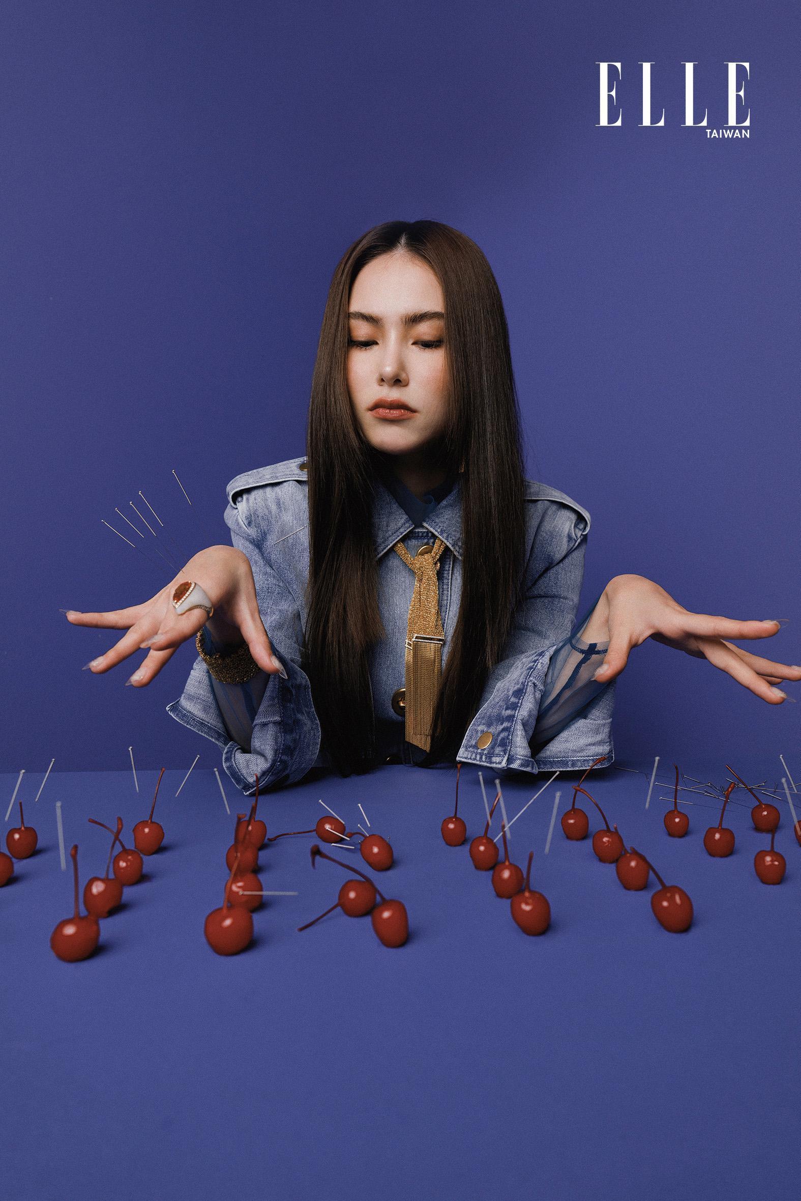 昆凌身穿Coach丹寧風衣，搭配Boucheron高級珠寶系列Maillons戒指、高級珠寶系列Mosaique Delilah手環、高級珠寶系列Delilah項鍊。（《ELLE》國際中文版雜誌提供）