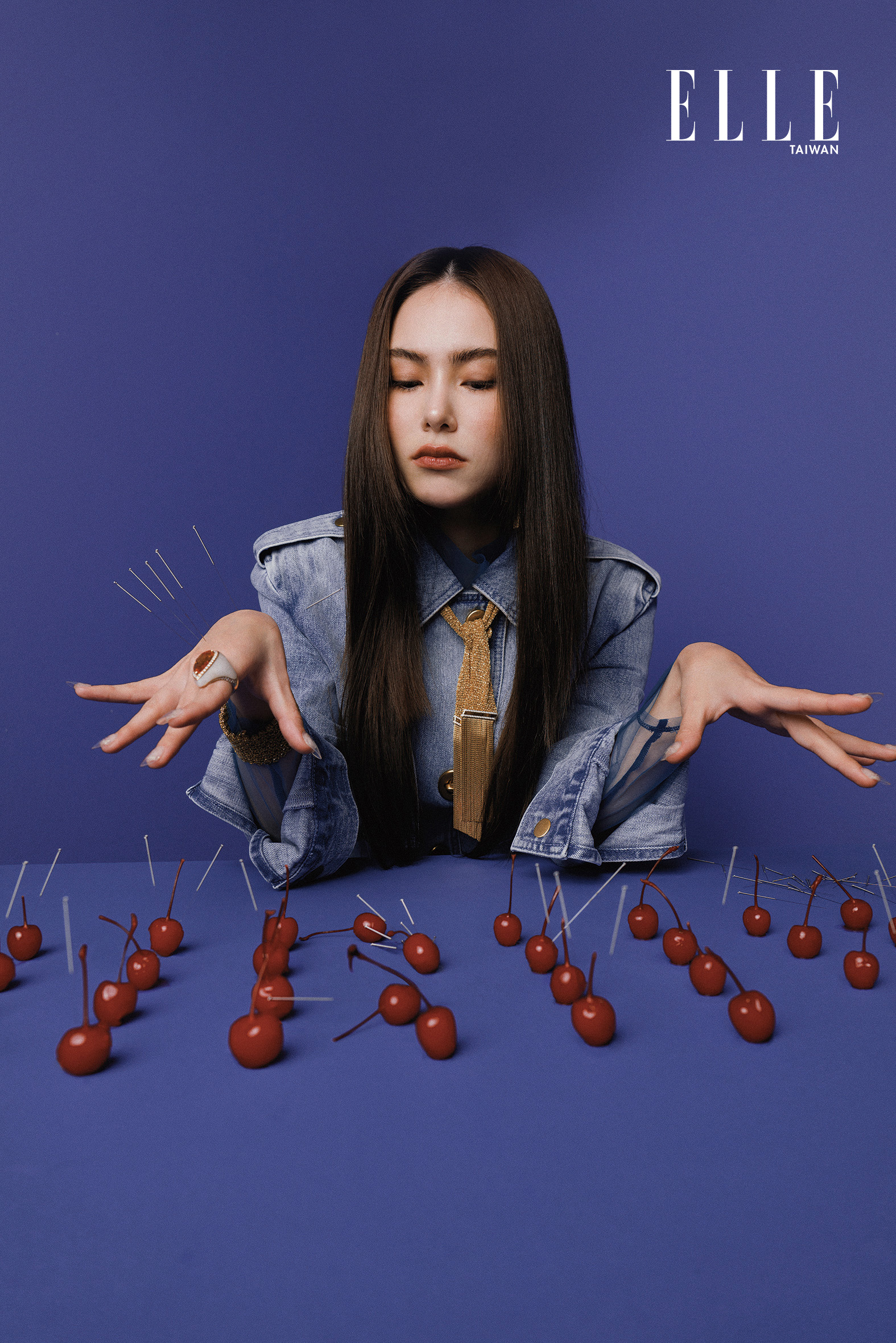 昆凌身穿Coach丹寧風衣，搭配Boucheron高級珠寶系列Maillons戒指、高級珠寶系列Mosaique Delilah手環、高級珠寶系列Delilah項鍊。（《ELLE》國際中文版雜誌提供）