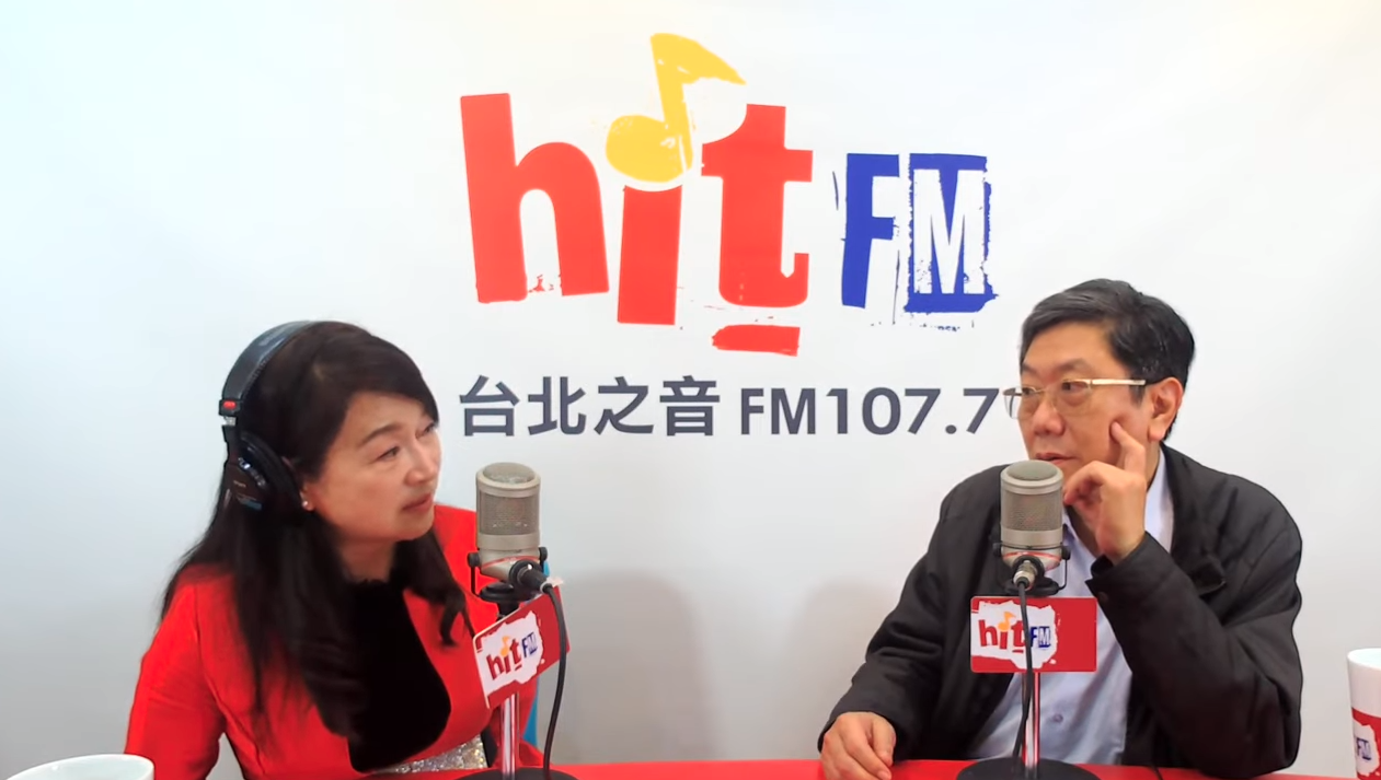 周玉蔻（左）今訪問指揮中心專家小組諮詢委員李秉穎（右），提到有人說台灣不進疫苗是為了圖利國內廠商，氣得大罵「閉嘴」。（翻攝自「hitfm」YouTube）