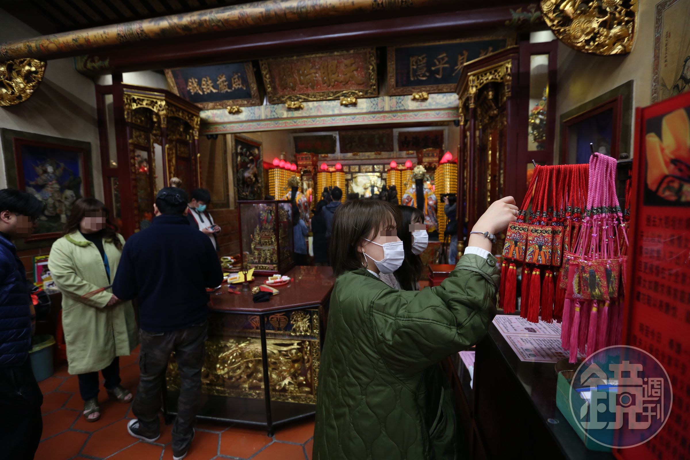 中央流行疫情指揮中心去年12月祭出「秋冬防疫專案」，要求民眾落實戴口罩；示意圖，與當事人無關。（本刊資料照）