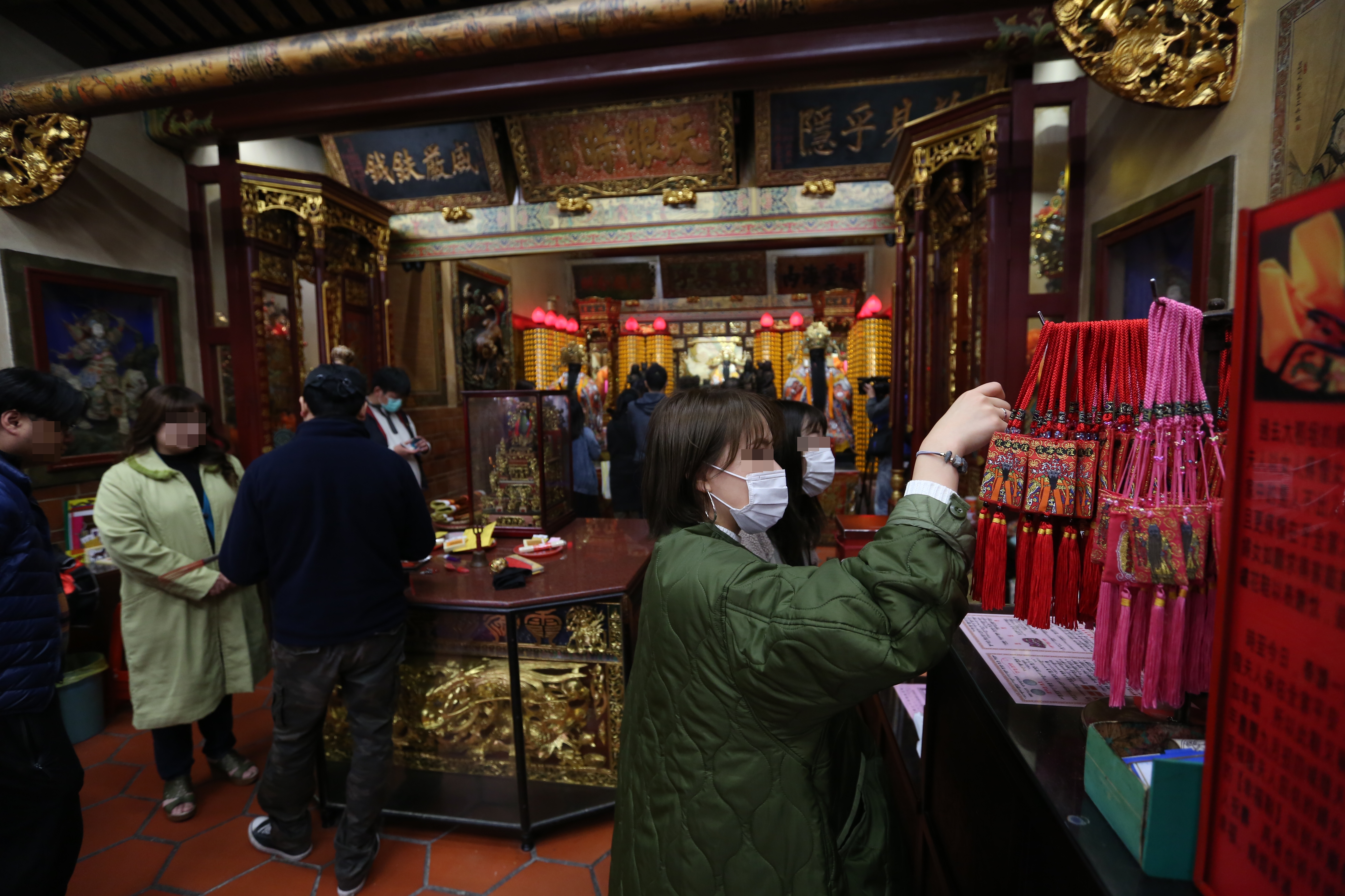 中央流行疫情指揮中心去年12月祭出「秋冬防疫專案」，要求民眾落實戴口罩；示意圖，與當事人無關。（本刊資料照）