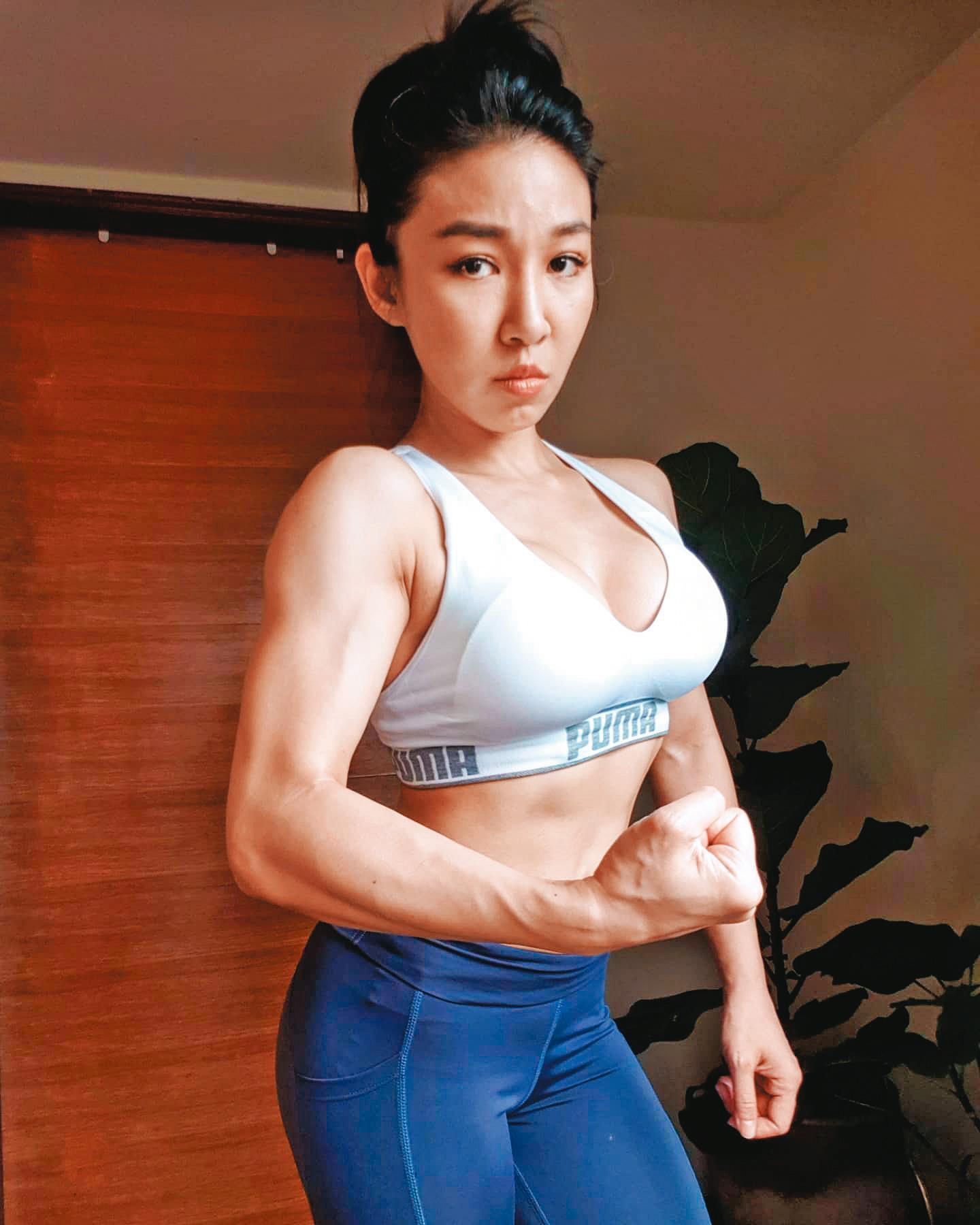 筋肉媽媽在臉書上寫下遭遇陌生騎士叫囂、吹口哨的感受:「我隱忍著中指不要出來say hello,真實的我很想給他一拳,教他一次,女人應該被尊重。」(翻攝筋肉媽媽臉書)