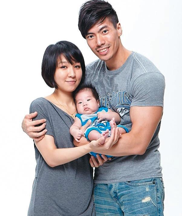 產後憂鬱症逼得萬思惟開始運動,心肺功能超差的產後婦女變成大家熟知的筋肉媽媽。圖為兒子出生後的全家福,當時她尚未開始健身。(翻攝筋肉媽媽臉書)