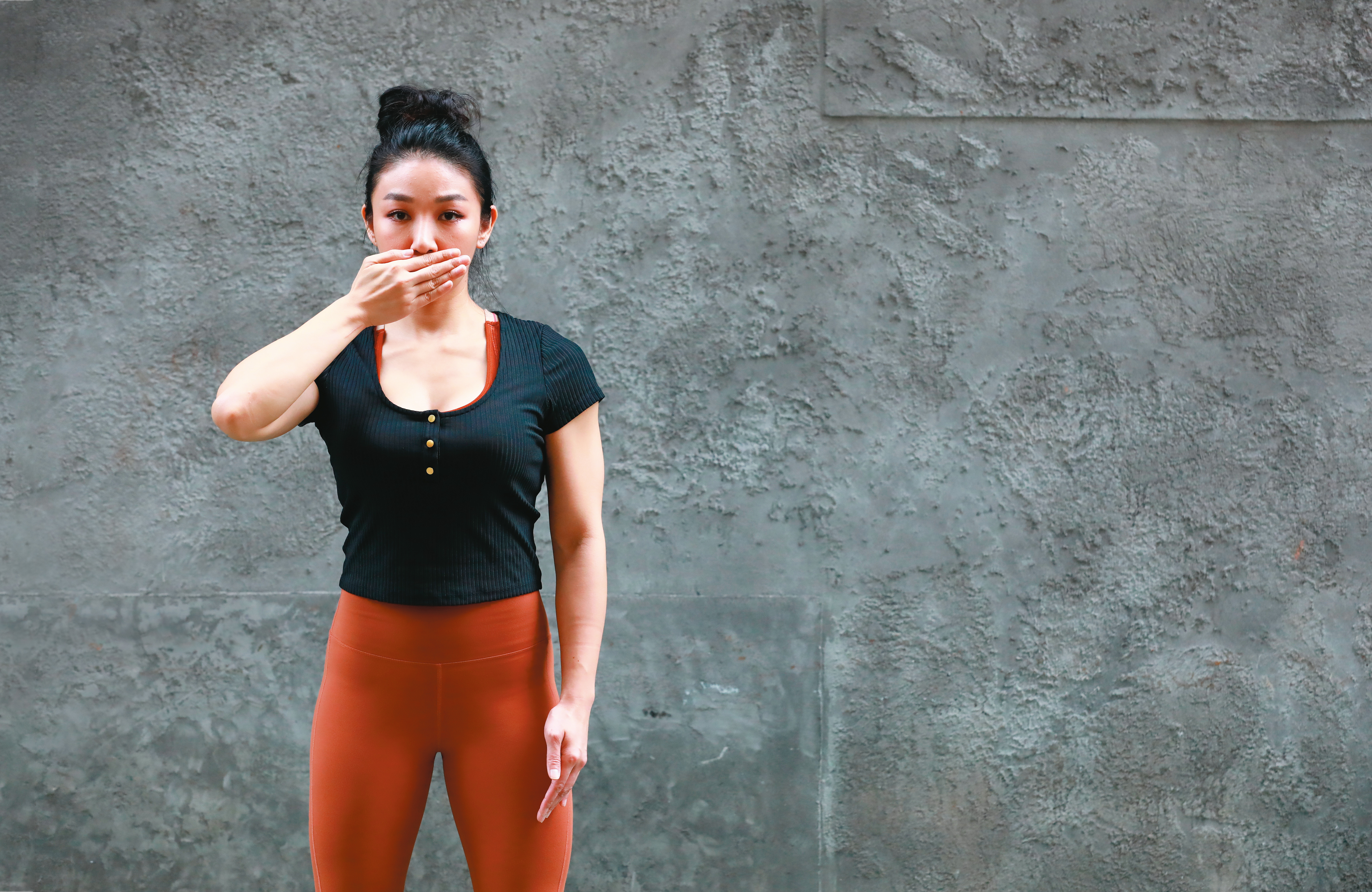 新北市衛生局員工林于仙不堪遭人性侵和後續騷擾，跳樓身故。網友在臉書發起「沒發聲不代表沒發生」，上傳用手遮住嘴巴的自拍照聲援死者。採訪這天，筋肉媽媽遮住嘴巴聲援性暴力受害人。