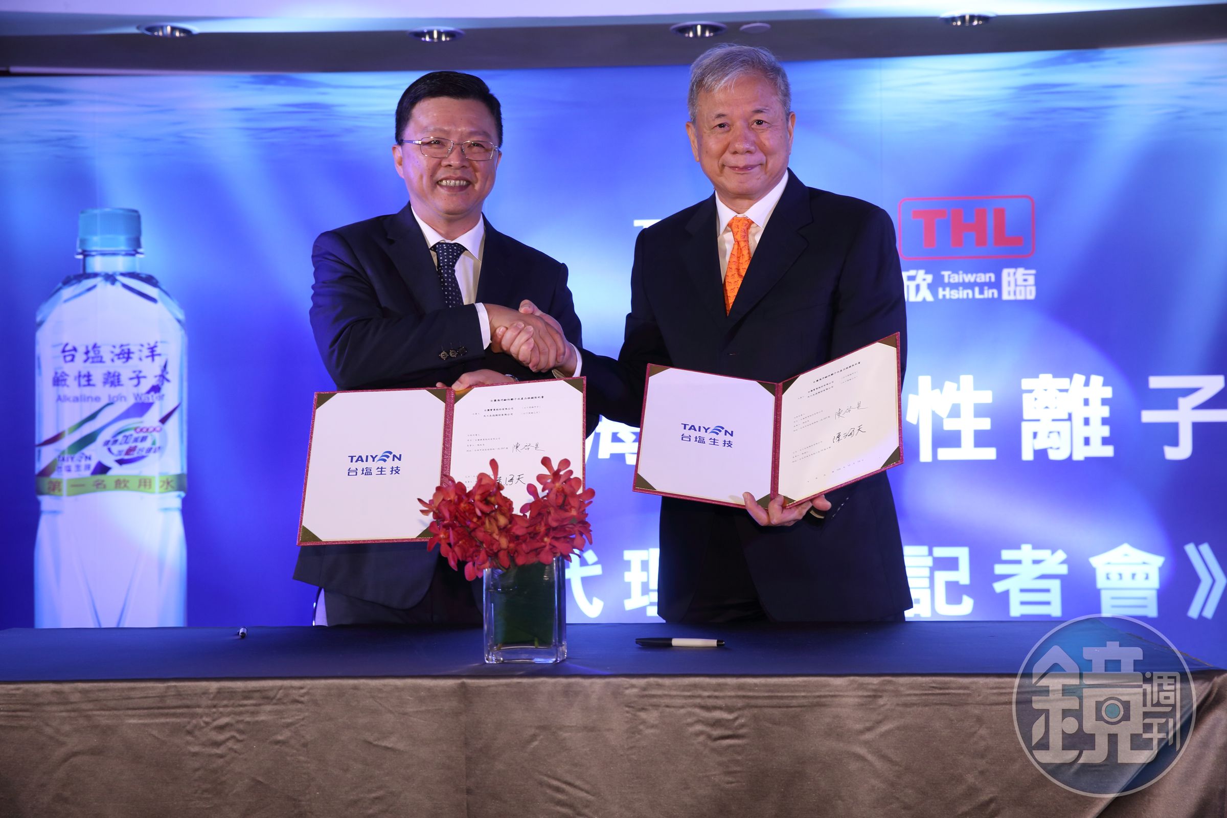 陳啓昱（左）在台鹽任內成3大任務，包括首創國內「漁電共生」新經濟模式。