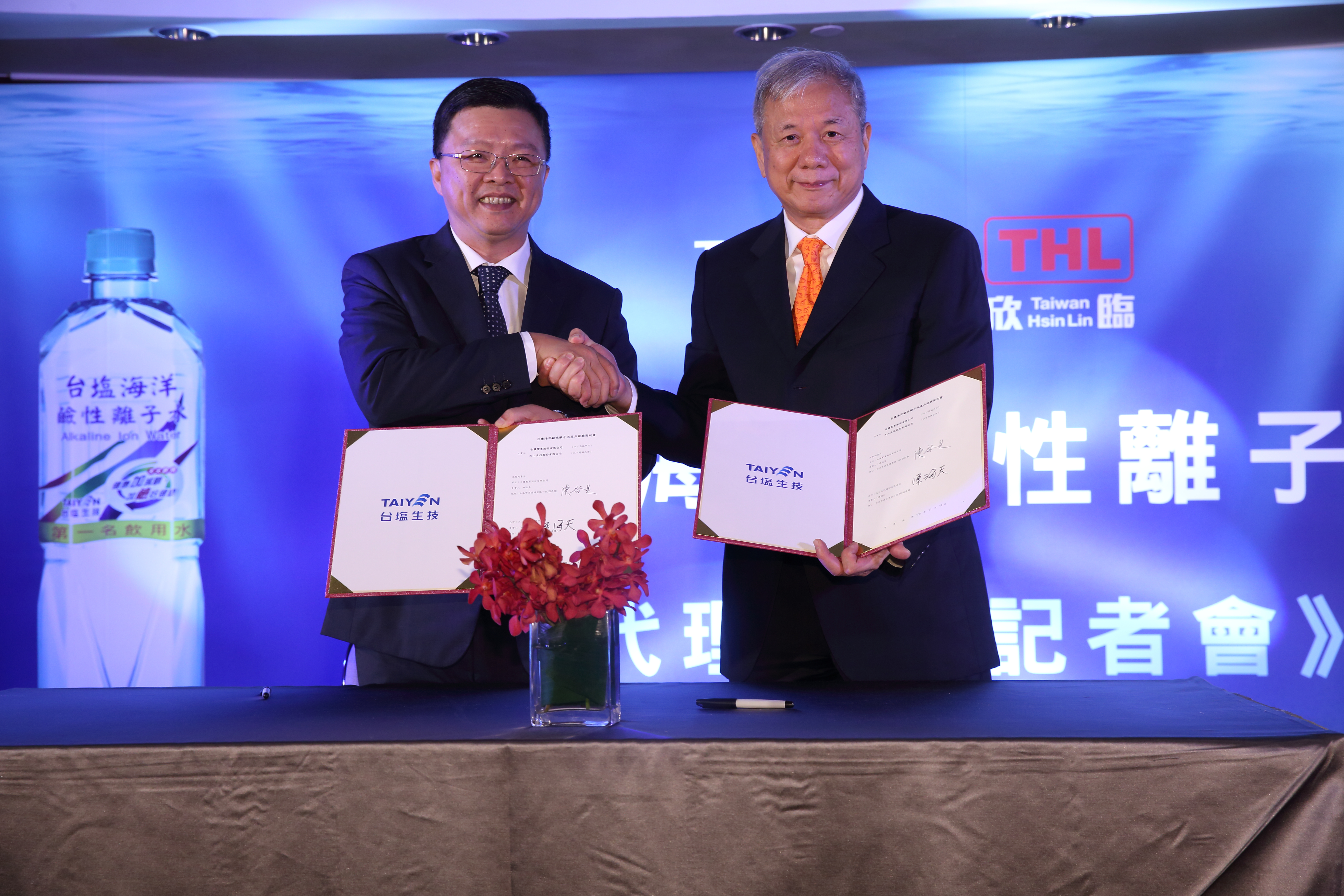 陳啓昱（左）在台鹽任內成3大任務，包括首創國內「漁電共生」新經濟模式。