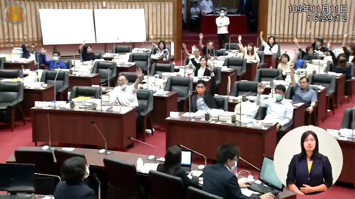 吳佩蓉找出當天投票表決的情況,點出其實有3名國民黨議員也未出席投票。(翻攝自高雄市議會YouTube)