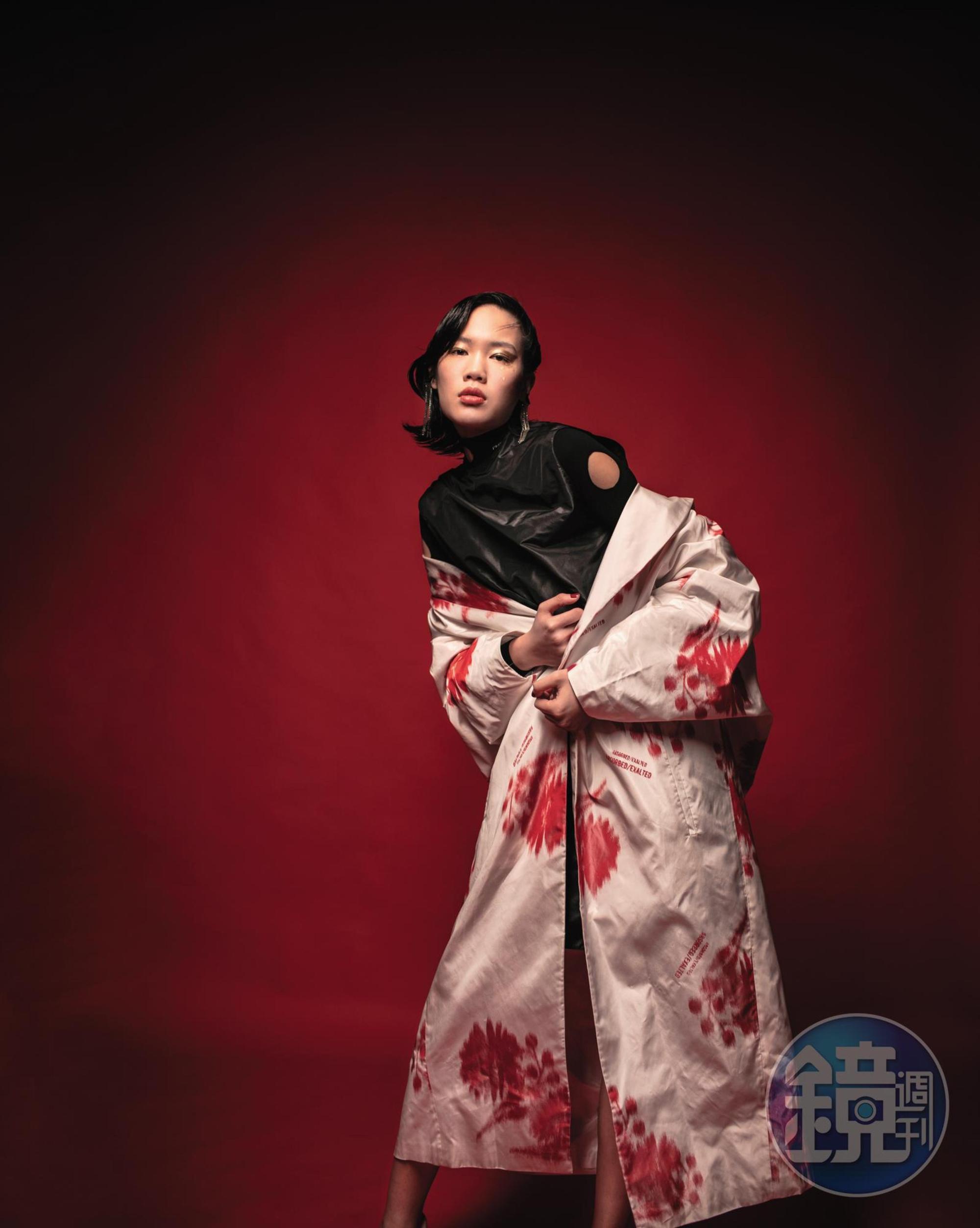 PRADA紅色印花風衣（價格店洽）、PRADA黑色洞洞內搭上衣（價格店洽）、PRADA黑色尼龍連身裙（價格店洽）、PRADA三角Logo流蘇耳環（價格店洽）。