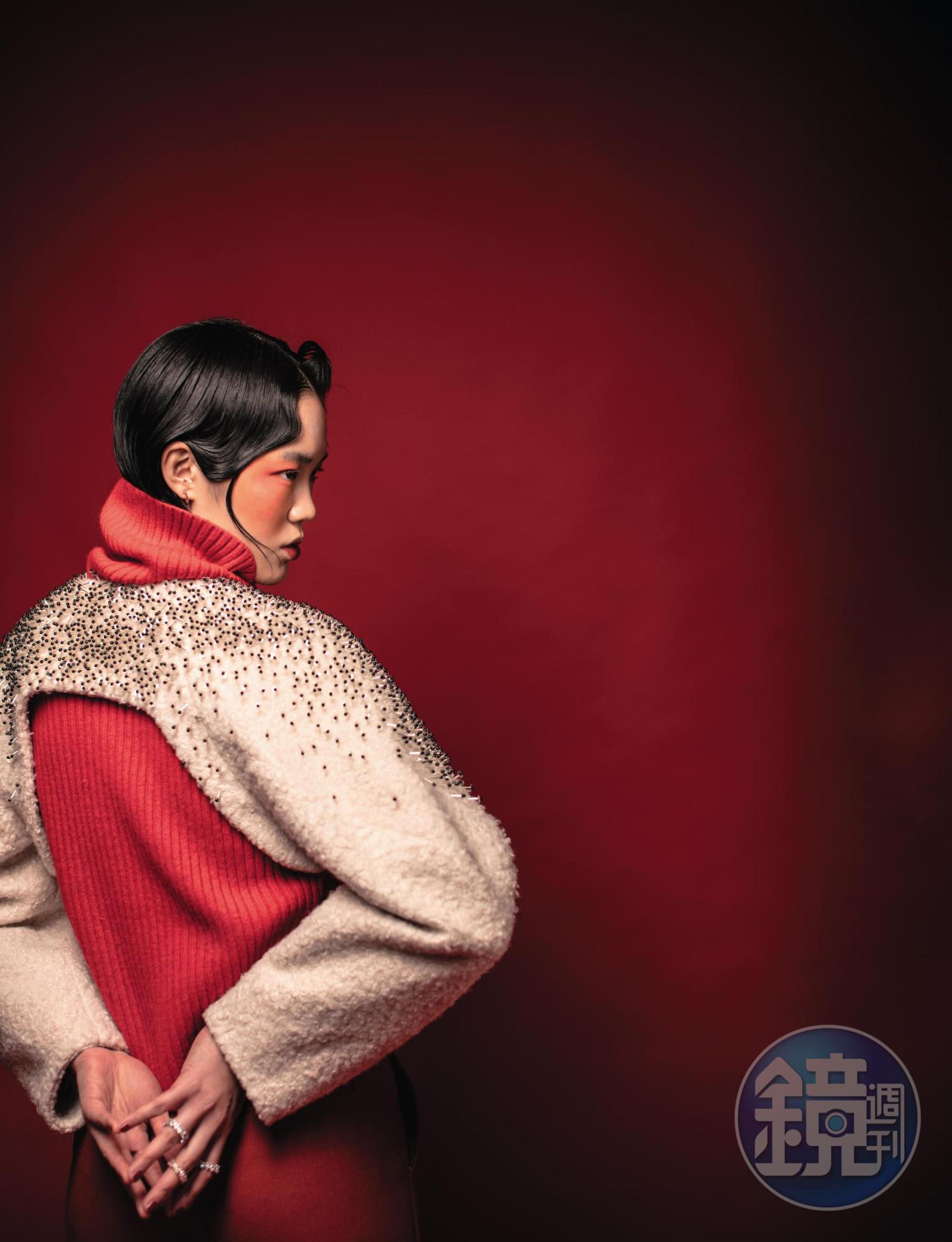 白色毛呢釘珠上衣 價格店洽 by file、紅色高領毛衣 NT$999 by H&M、紅色水晶耳環 NT$2,490 by SWAROVSKI、（左）寬版水晶戒指 NT$5,490 by SWAROVSKI、（中）戒指 NT$5,490 by SWAROVSKI、（右）戒指 NT$5,490 by SWAROVSKI