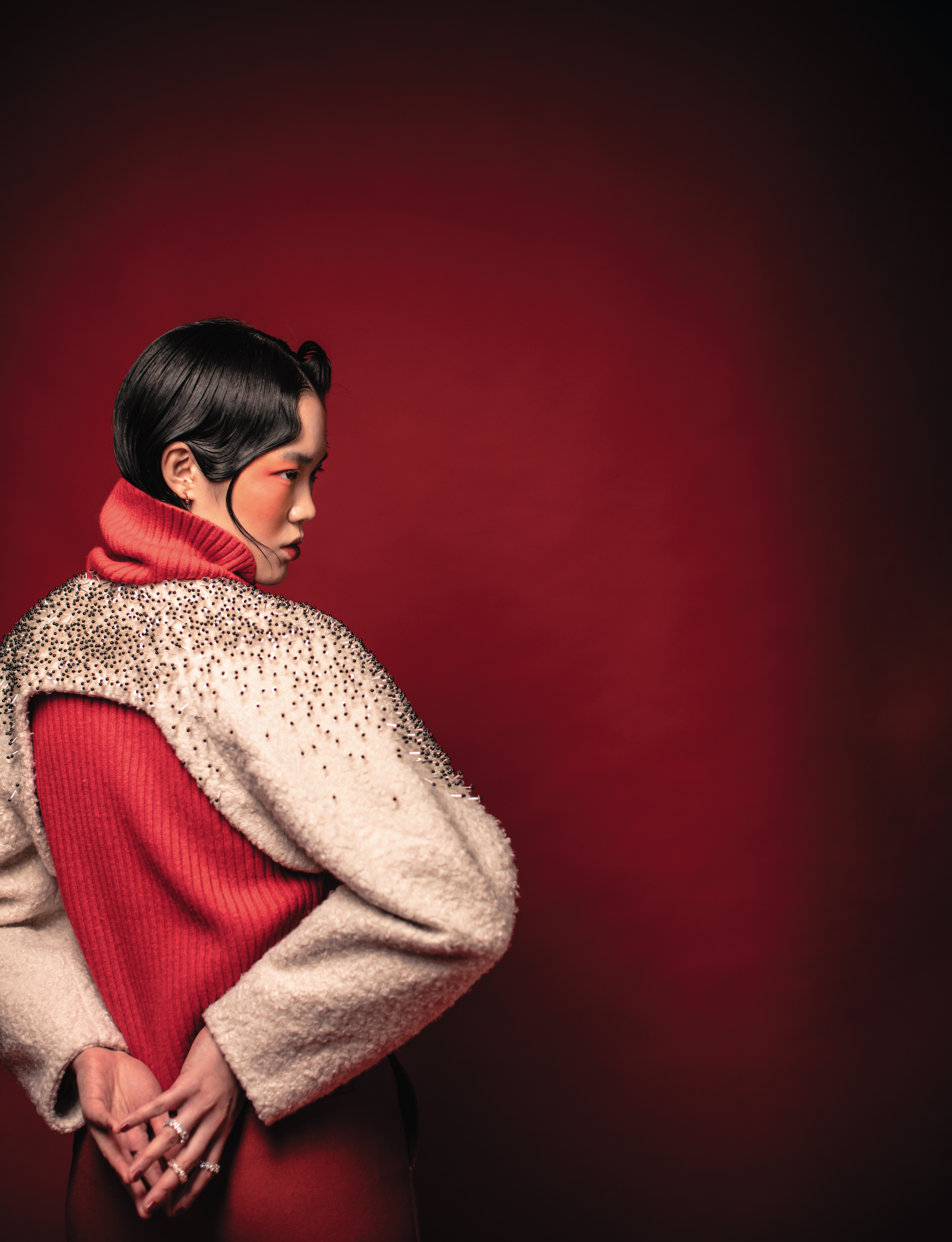 白色毛呢釘珠上衣 價格店洽 by file、紅色高領毛衣 NT$999 by H&M、紅色水晶耳環 NT$2,490 by SWAROVSKI、（左）寬版水晶戒指 NT$5,490 by SWAROVSKI、（中）戒指 NT$5,490 by SWAROVSKI、（右）戒指 NT$5,490 by SWAROVSKI