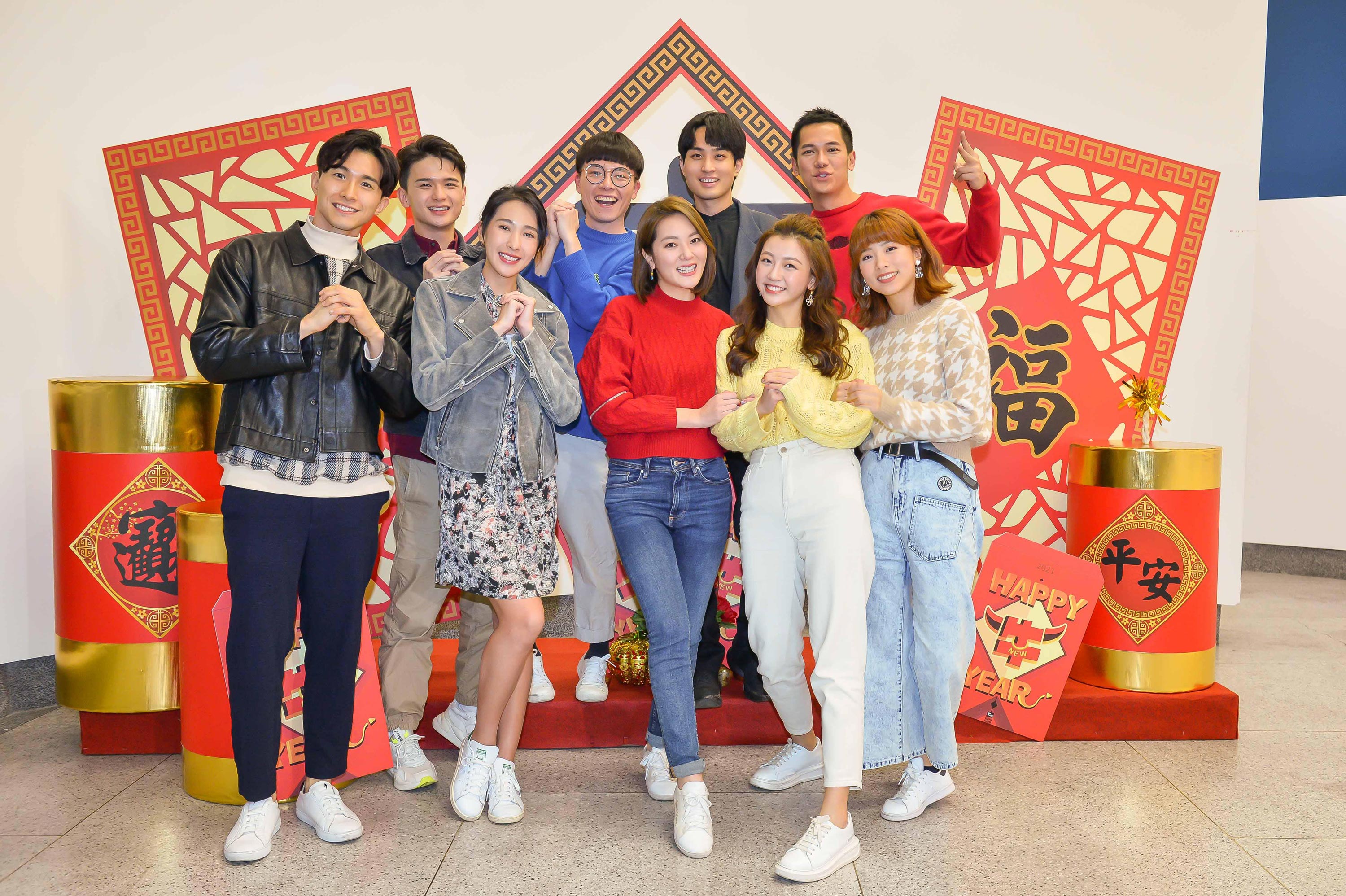 昨晚電視劇《女力報到-好運到》舉辦「夢17尾牙」圍爐，演員門左起張瀚元、尹彥凱、（後排）游小白、勵政達、梁瀚名，（前排）楊晴、楊雅筑、優妮、王上菲齊出席。（TVBS提供）