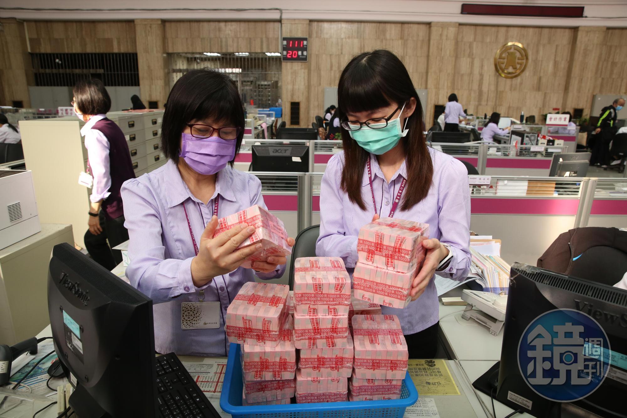 內政部表示,若民眾有大筆現金存提款需求,可向各地警察機關申請免費護鈔服務。(本刊資料照)