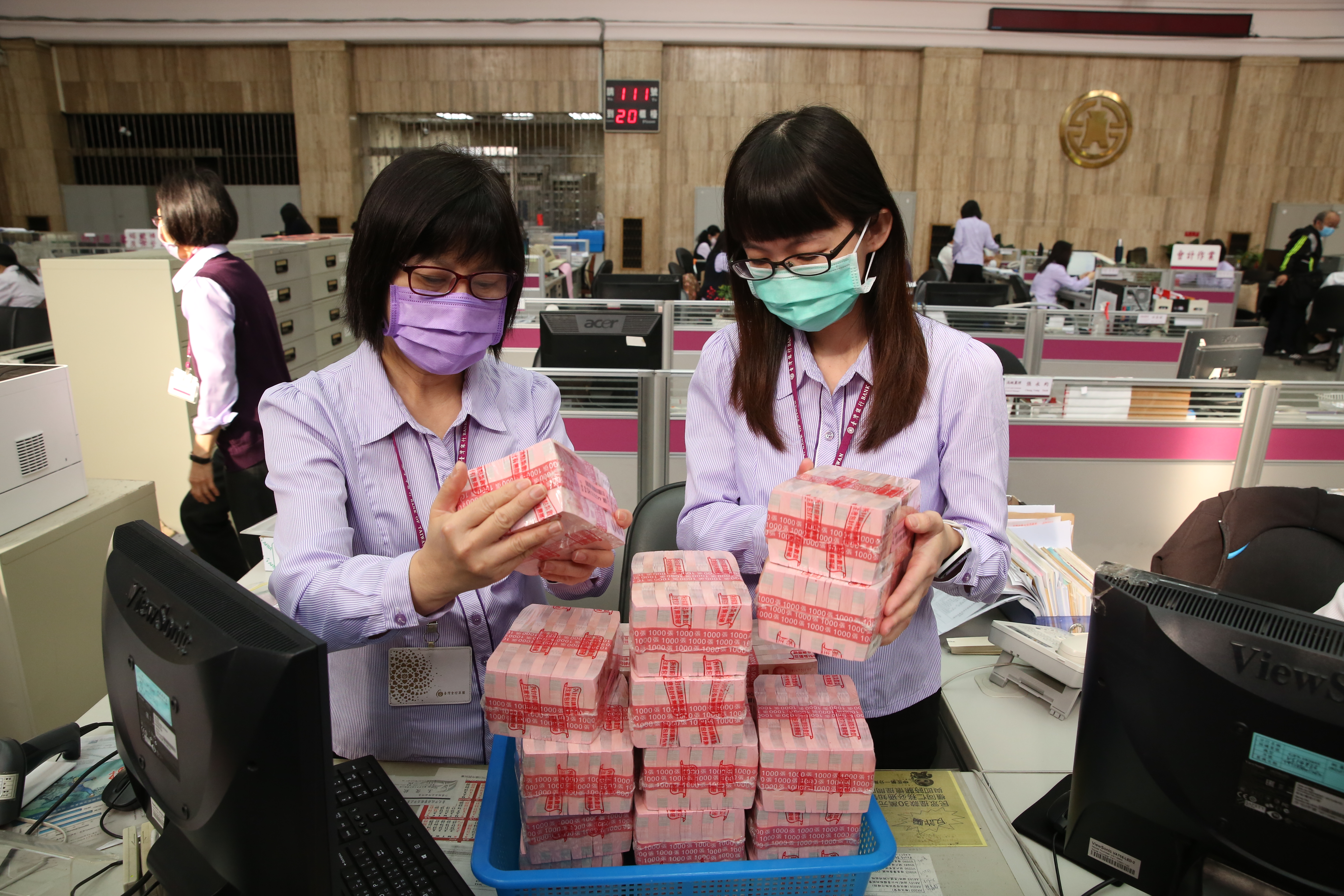 內政部表示，若民眾有大筆現金存提款需求，可向各地警察機關申請免費護鈔服務。（本刊資料照）