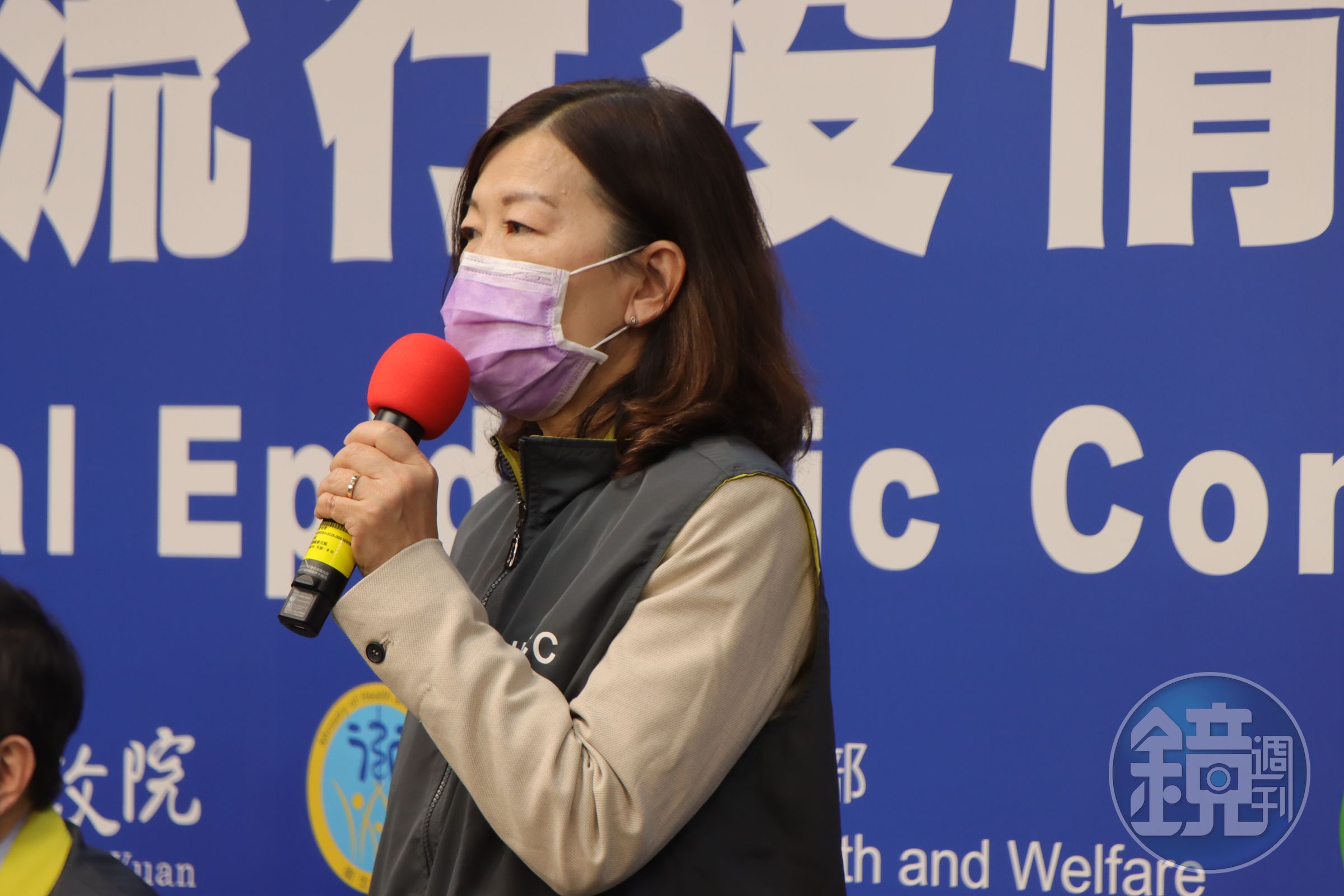 觀光局長莊靜真於疫情記者會上公布，指揮中心拍板的人流管制防疫方案。（指揮中心提供）