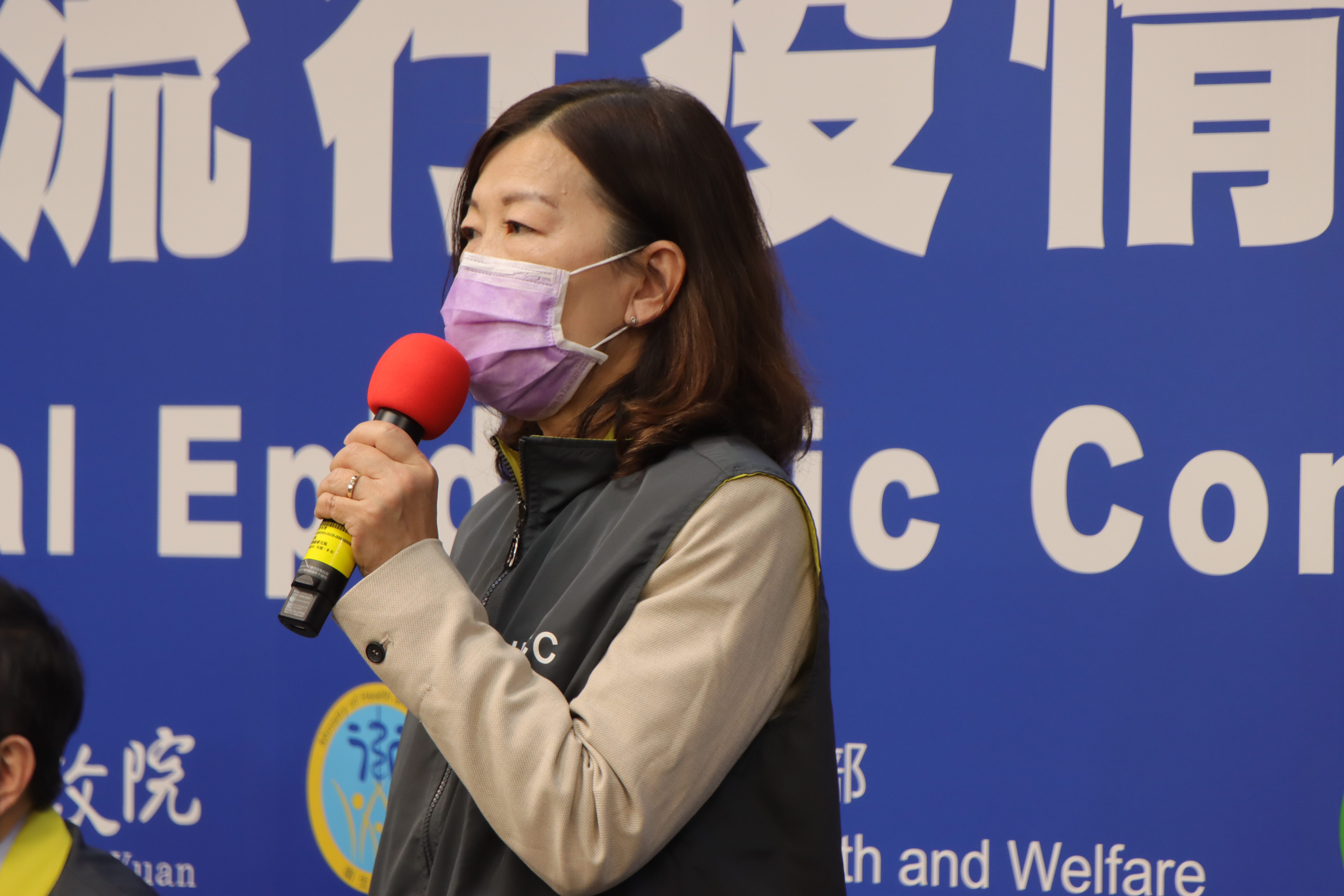 觀光局長莊靜真於疫情記者會上公布，指揮中心拍板的人流管制防疫方案。（指揮中心提供）