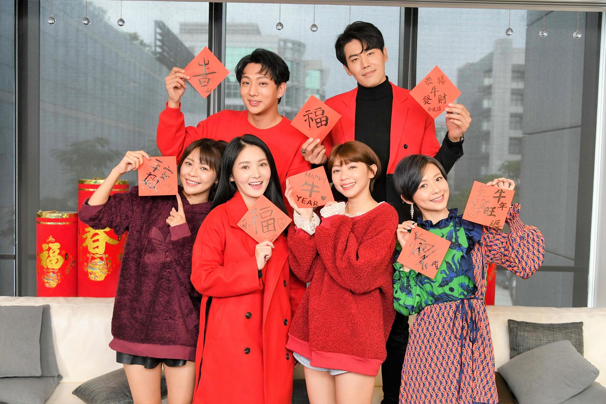 《天之驕女》演員吳婉君（前右一）、陳子玄（前左二）、余秉諺（後右）、林萱瑜（前左一）、曾智希（前左二）、許明杰（後左）特於昨（2）日齊聚一堂拍攝賀年照。（三立提供）