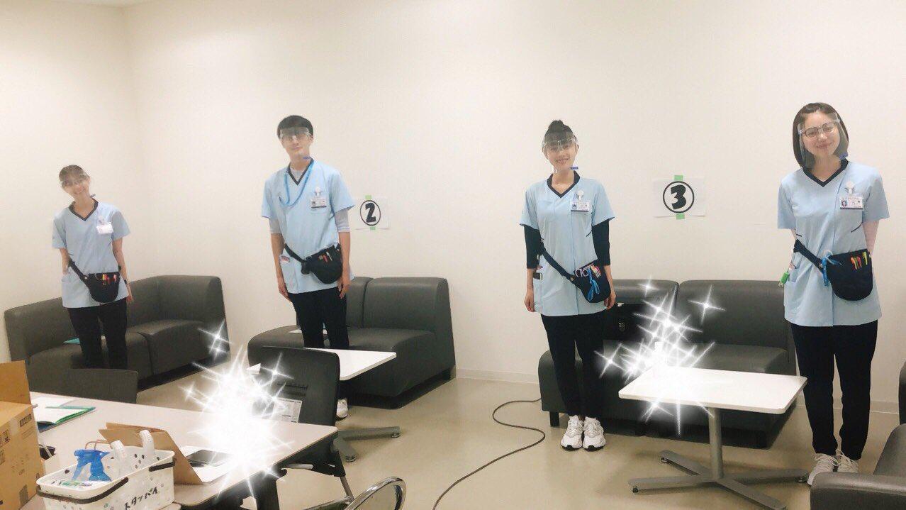 石原聰美（右二）去年拍攝《默默奉獻的灰姑娘藥師》時，劇組防疫措施非常嚴謹。（翻攝「默默奉獻的灰姑娘藥師」官方推特）
