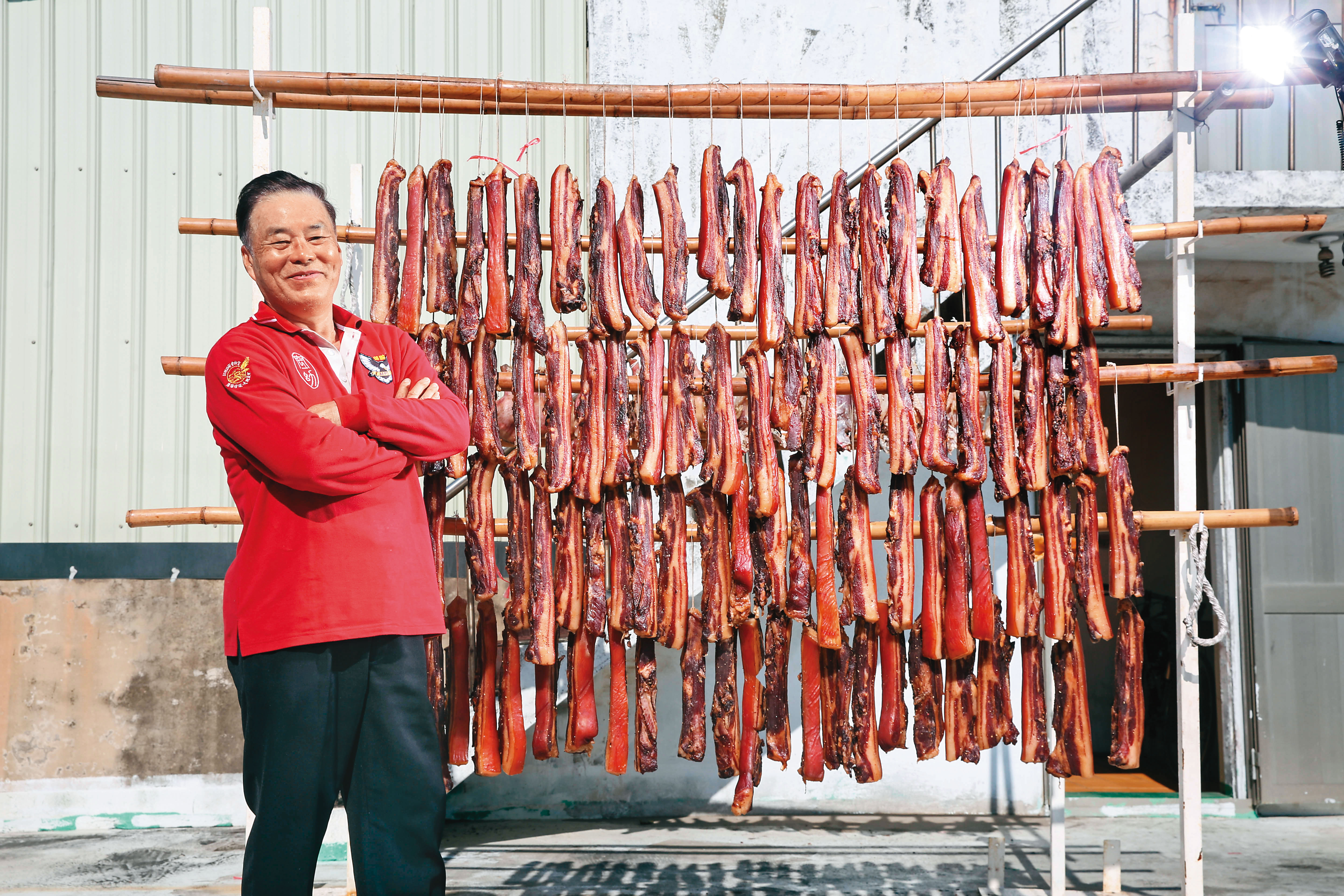 田定忠曾是新竹空軍基地基勤大隊上校大隊長，退役後，賣起做了40年的家鄉味。（臘肉320元/斤）