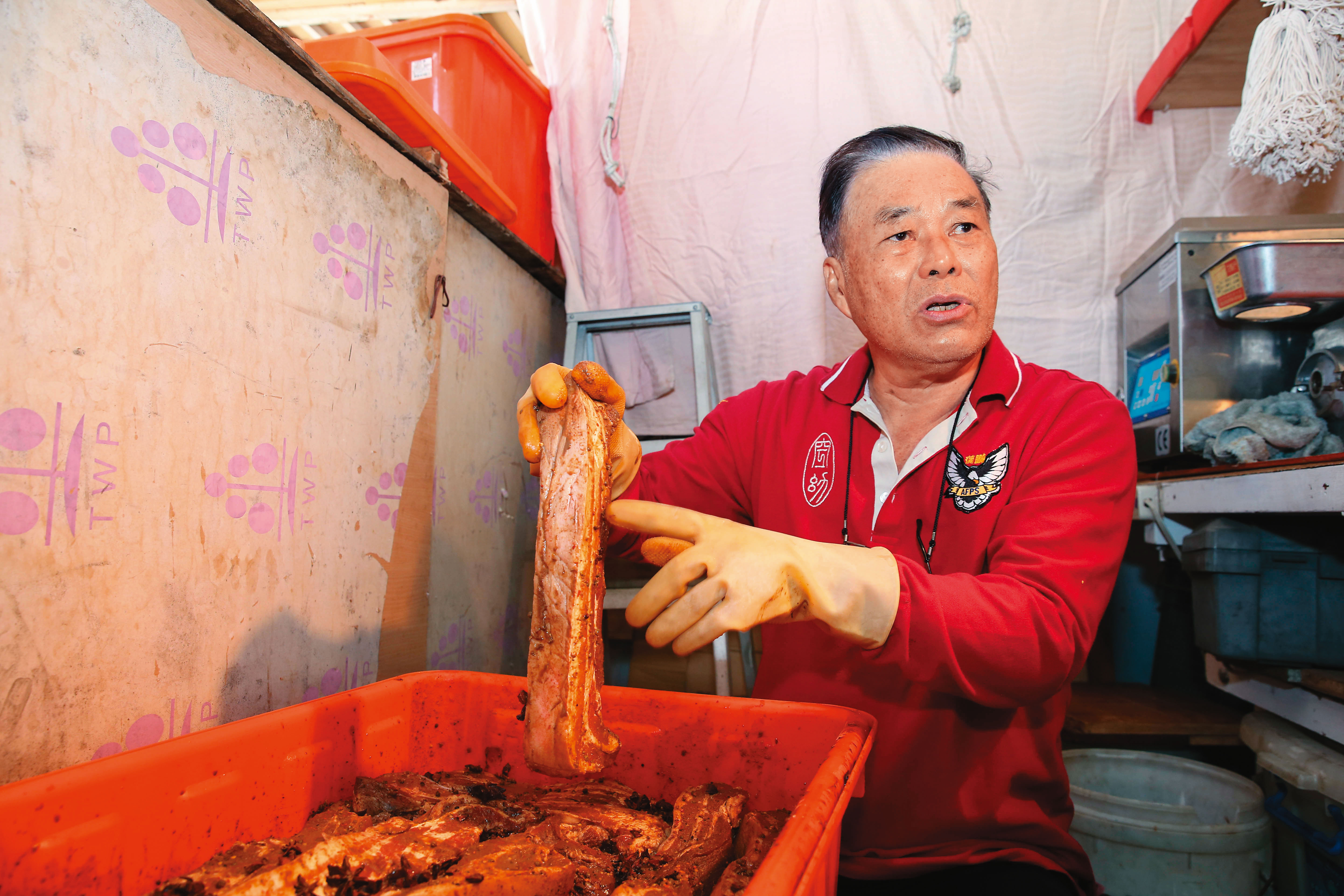 田定忠用58度金門高粱酒、八角等香料醃臘肉，肉條肥瘦均勻，被他喻為「林志玲」。