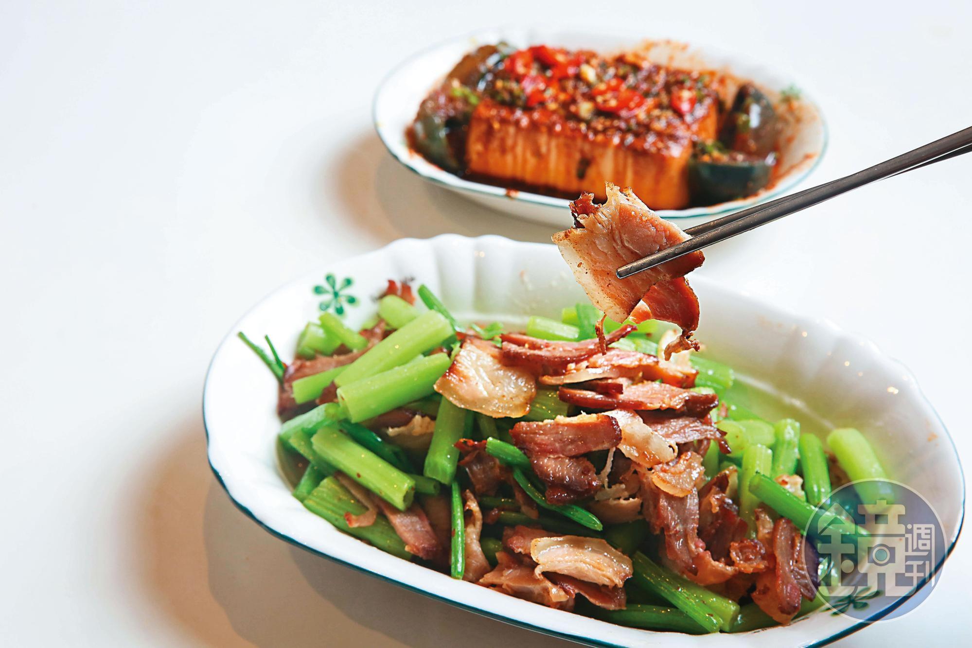 臘肉切片後清炒冬季時令的芹菜管，無需再放佐料就很下飯。