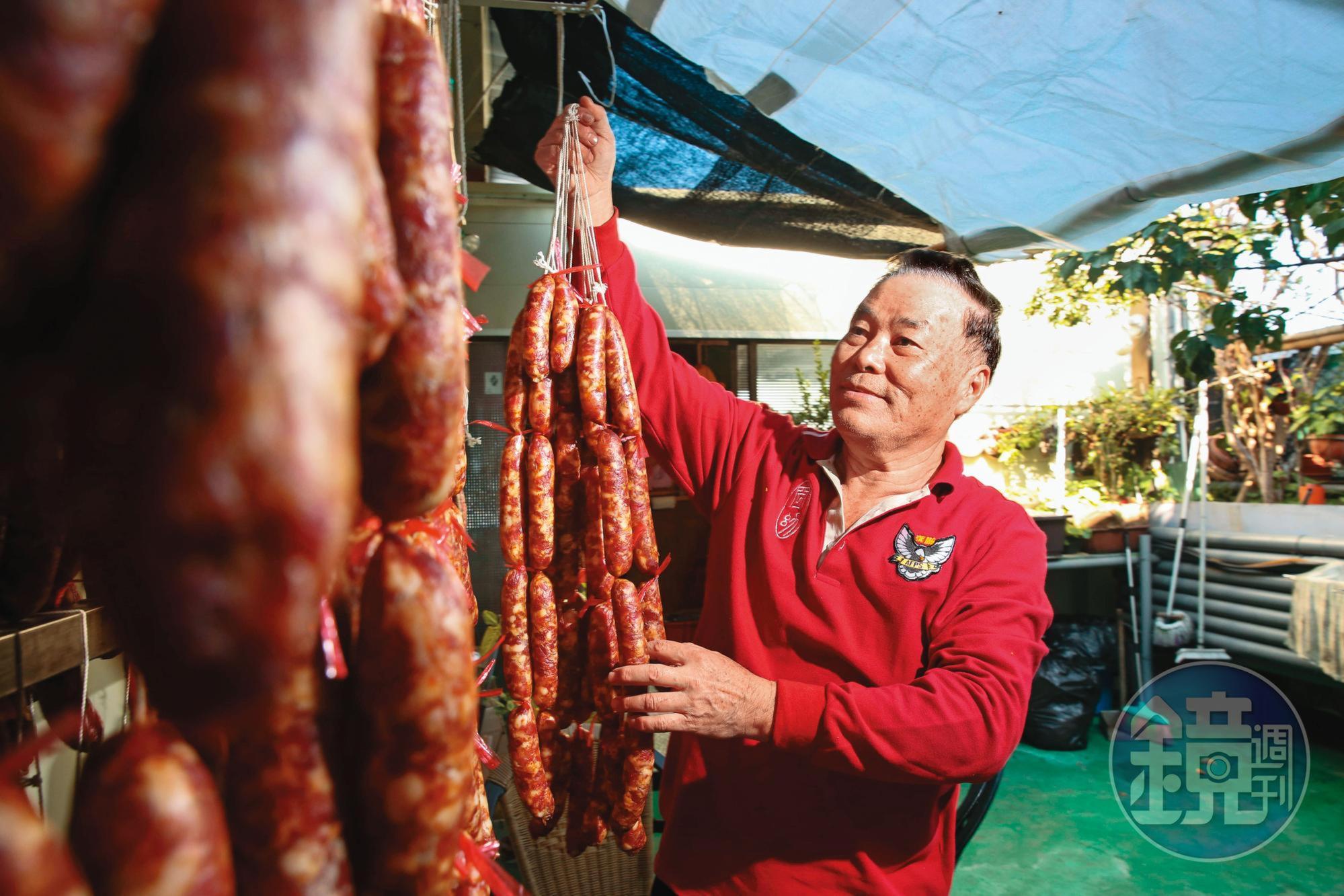 不同於臘肉要曬太陽，田定忠說，製作香腸必須在陰涼處冷風烘乾。（原味香腸300元/斤）