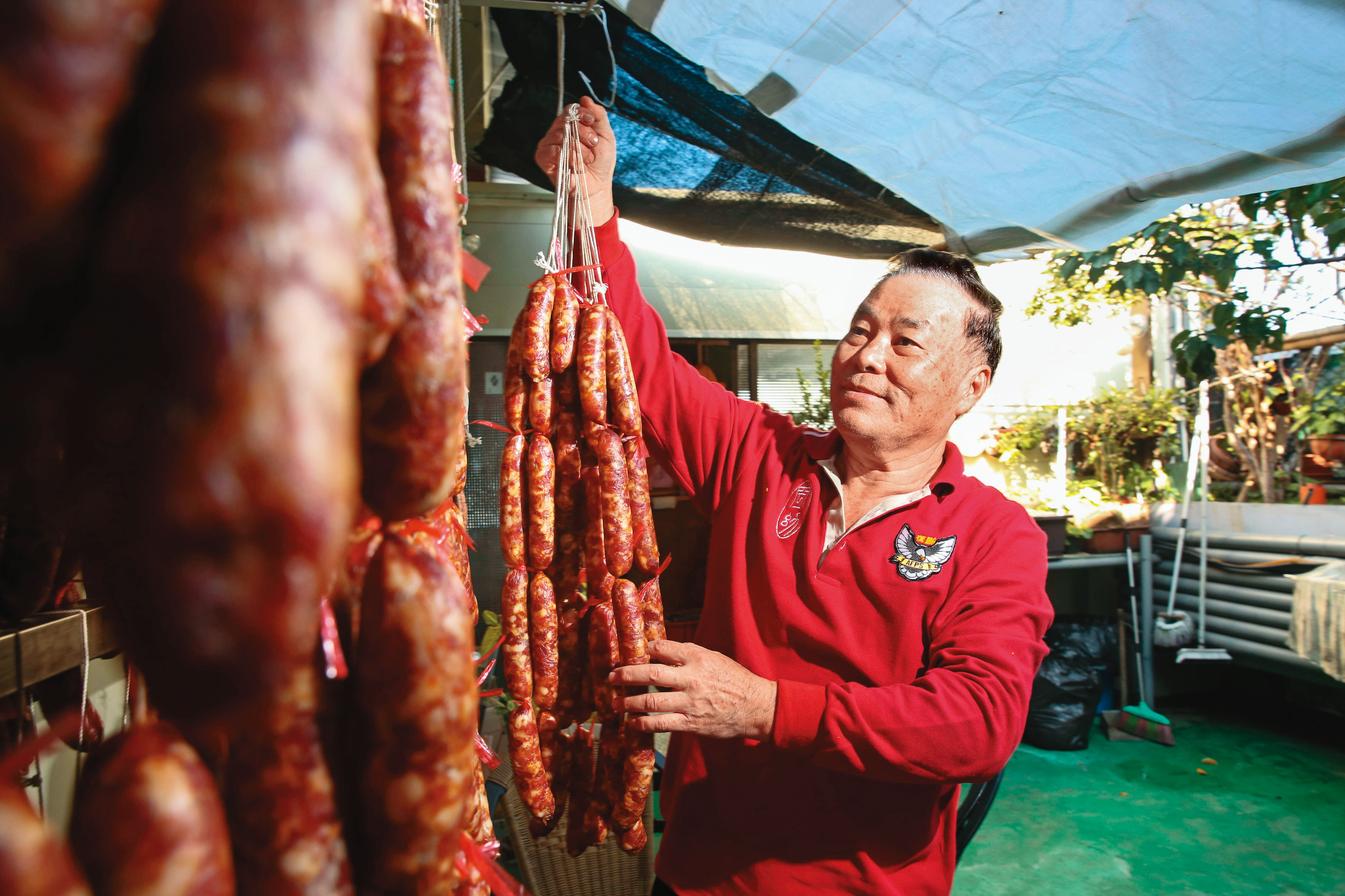 不同於臘肉要曬太陽，田定忠說，製作香腸必須在陰涼處冷風烘乾。（原味香腸300元/斤）