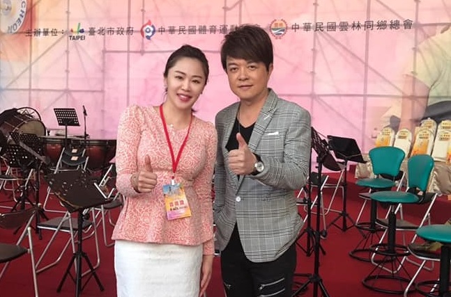 李婉鈺（左）力挺翁立友（右）「絕對不會」是一個吃女生豆腐的人。（翻攝自李婉鈺的園地臉書）