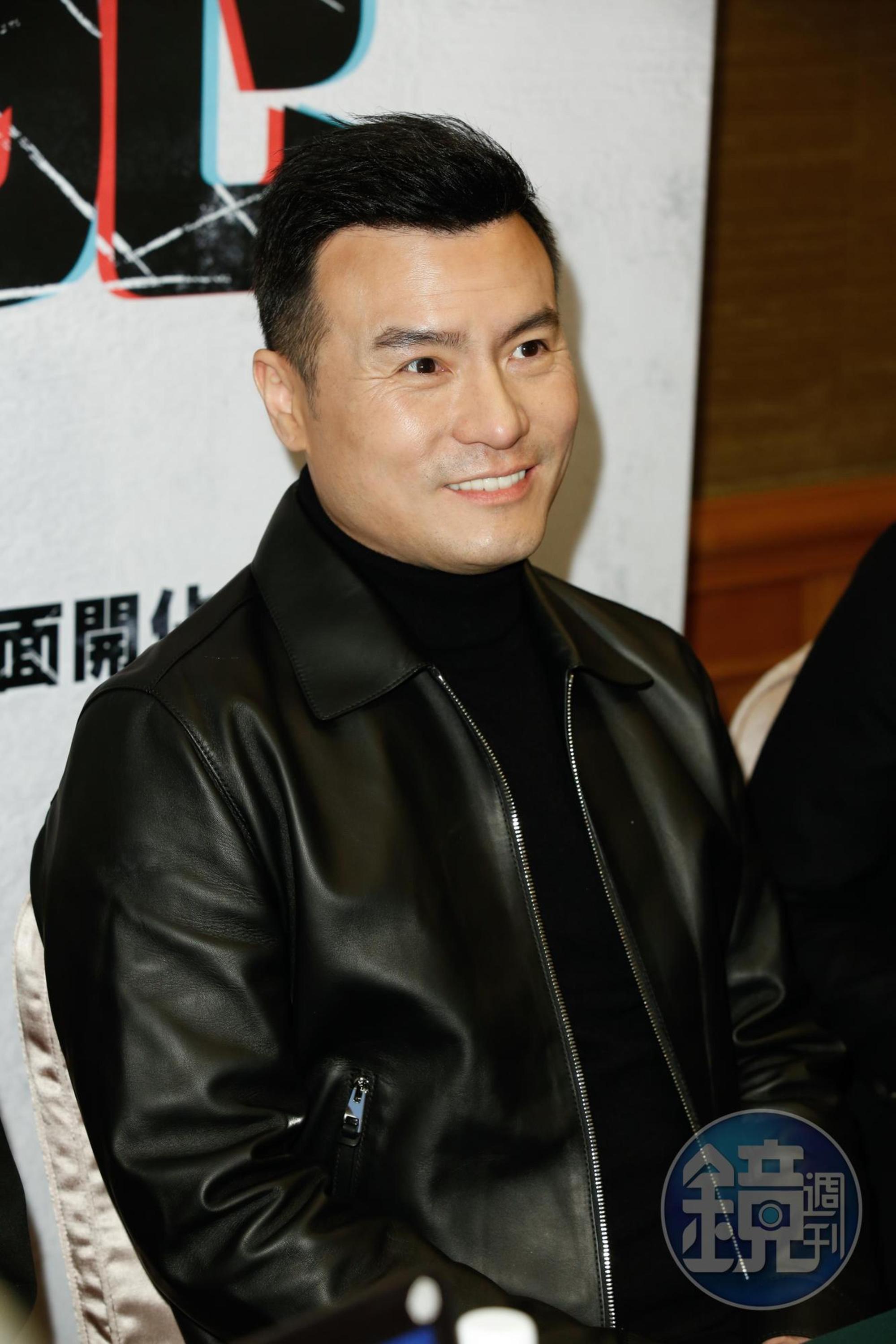 李銘忠戲裡一眼要戴上隱形眼鏡，視線朦朧易頭暈，每次戴上都要適應一小時才能演出。