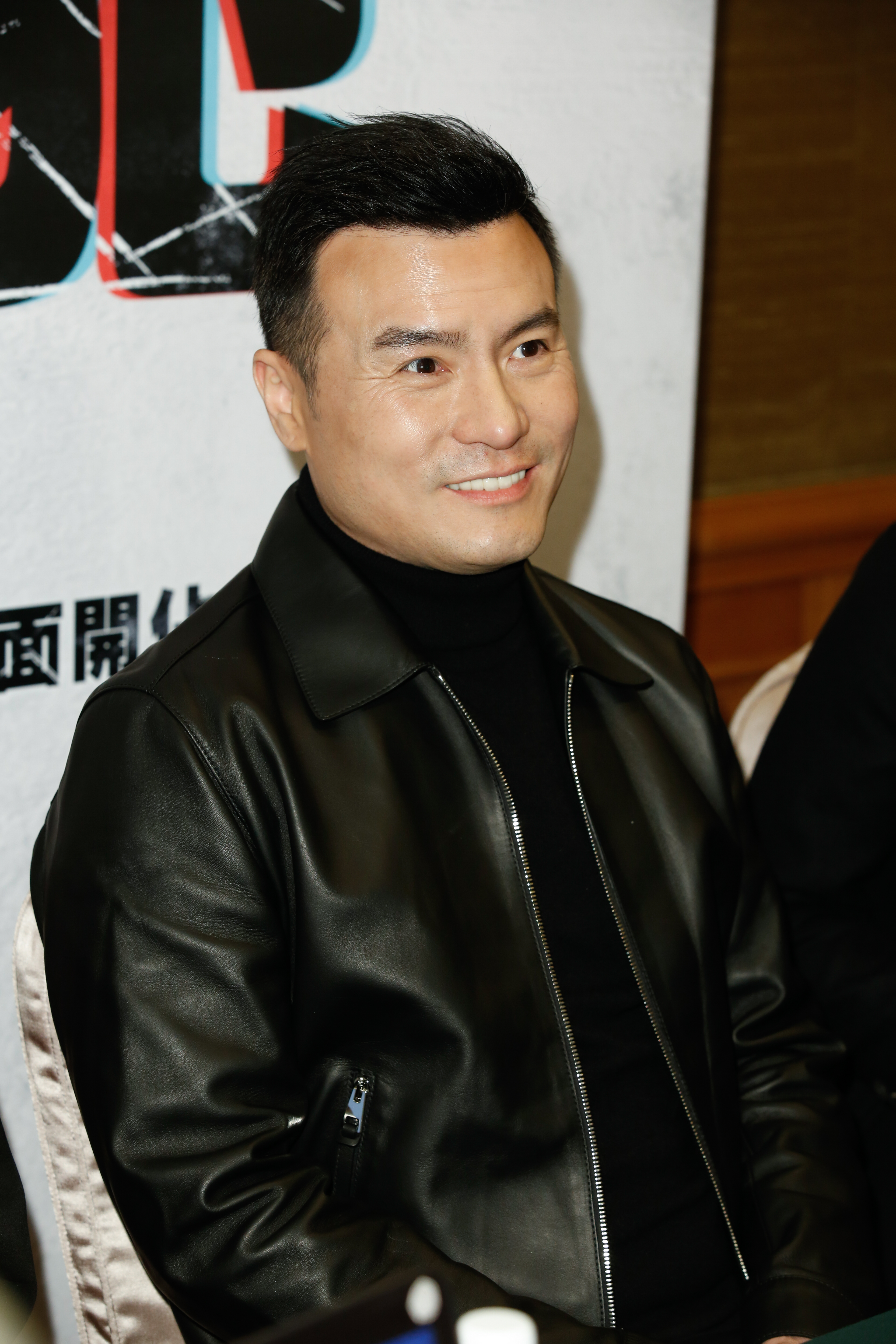 李銘忠戲裡一眼要戴上隱形眼鏡，視線朦朧易頭暈，每次戴上都要適應一小時才能演出。