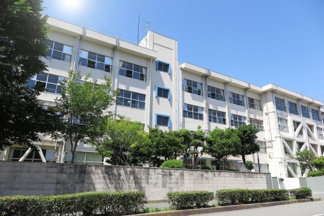 彰化某間國中爆出女校長在校慶當天喝酒後失態，在學校咆哮、哭吼，被檢舉到彰化縣府教育處。（示意圖，翻攝自Photo-AC）
